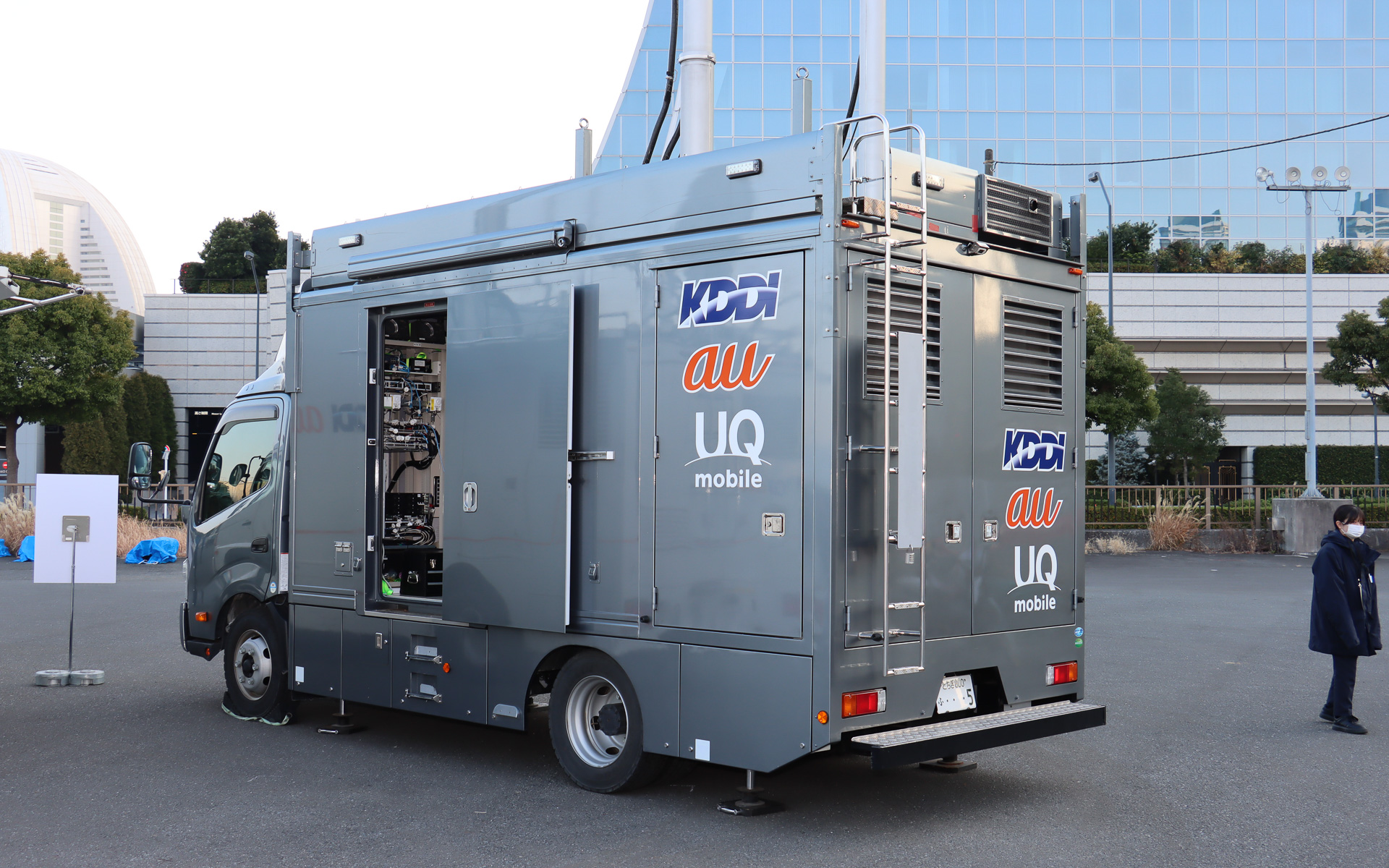 こちらは災害復旧支援車ではなく、F1やSUPER GT、コミケなどの大型イベントで通信環境を安定させるためのイベント対応車両。アンテナの先に指向性を持たせる四角いパネルを設置することで、入場ゲートなど人が集まりやすい場所の通信環境に優先的に高める仕組みを備えている