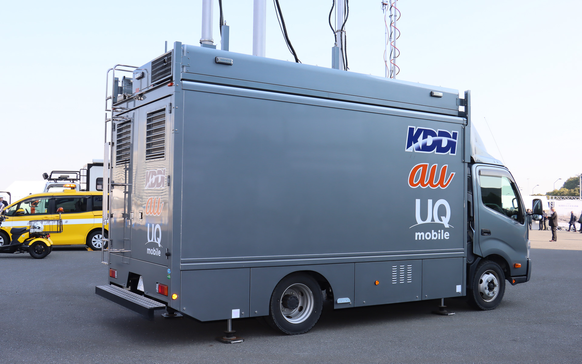 こちらは災害復旧支援車ではなく、F1やSUPER GT、コミケなどの大型イベントで通信環境を安定させるためのイベント対応車両。アンテナの先に指向性を持たせる四角いパネルを設置することで、入場ゲートなど人が集まりやすい場所の通信環境に優先的に高める仕組みを備えている