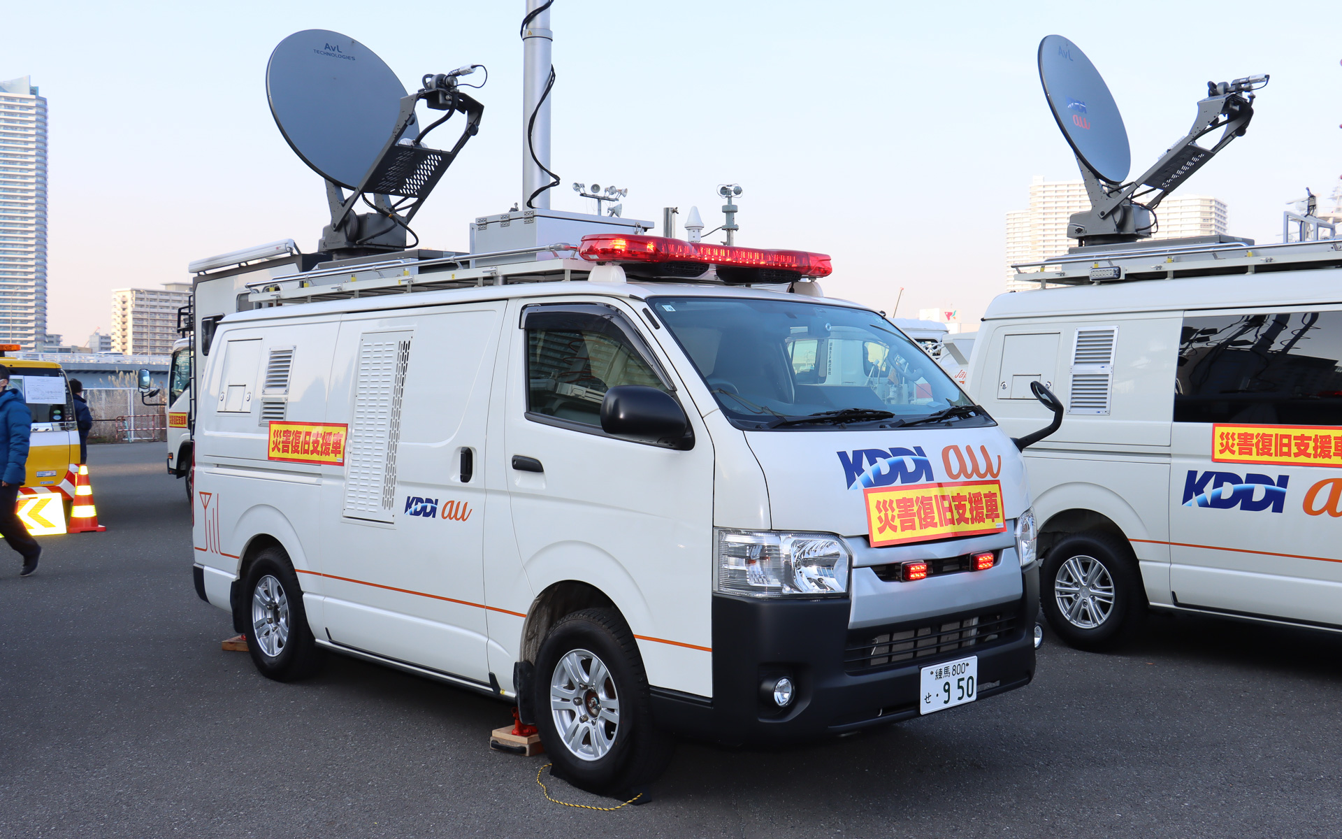 一見すると同じハイエースの車載型基地局だが、前後バンパーが黒い車両は世代が少し古く、搭載機器を稼働させる発電機は一般的な市販品を採用。しかし、発電機のガソリンタンク容量が不十分で連続稼働時間が短かったことを受け、下の新型では専用の発電機を採用。ガソリンは車載の燃料タンクから供給できるようにして稼働時間を大きく高めることに成功している