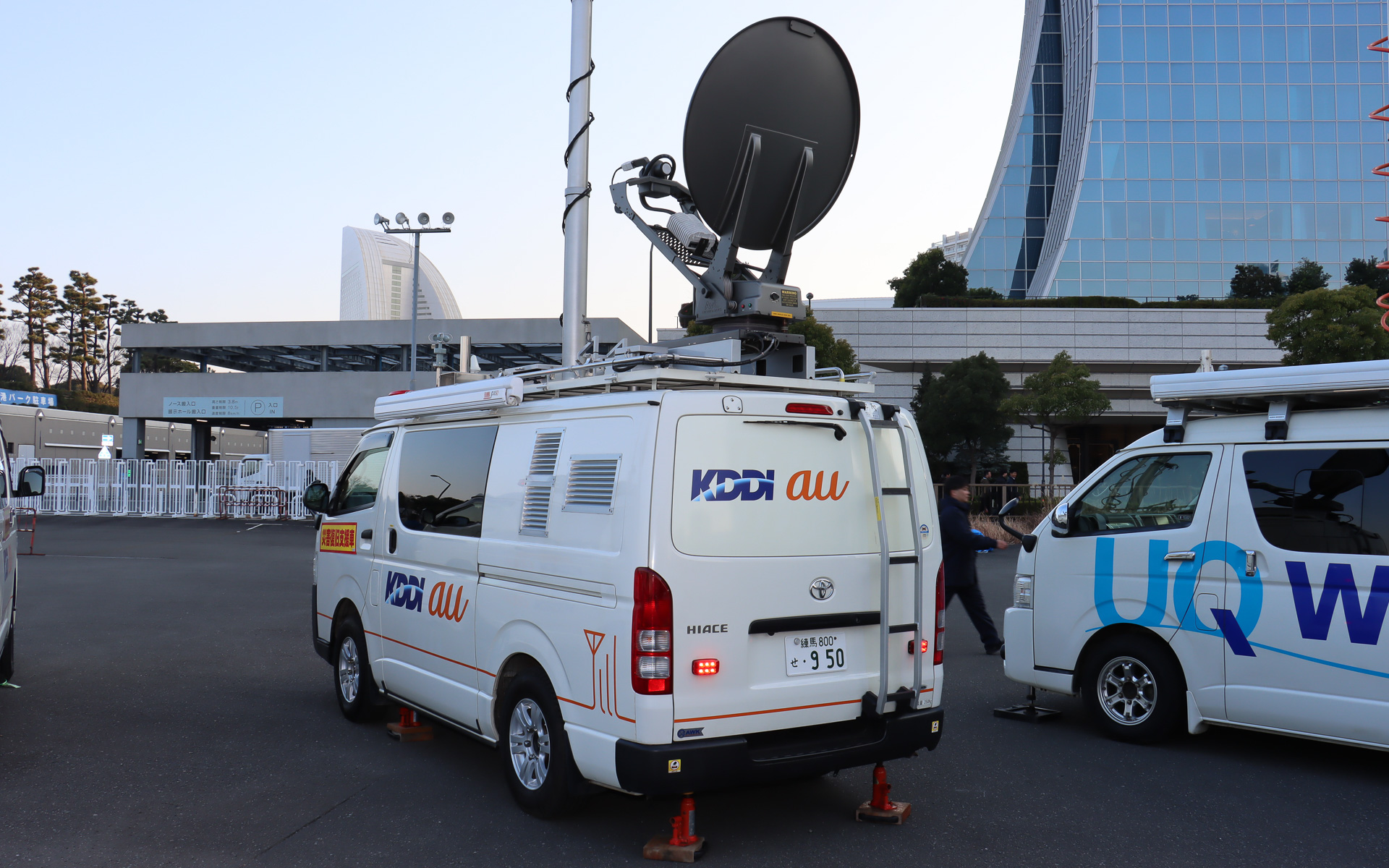 一見すると同じハイエースの車載型基地局だが、前後バンパーが黒い車両は世代が少し古く、搭載機器を稼働させる発電機は一般的な市販品を採用。しかし、発電機のガソリンタンク容量が不十分で連続稼働時間が短かったことを受け、下の新型では専用の発電機を採用。ガソリンは車載の燃料タンクから供給できるようにして稼働時間を大きく高めることに成功している