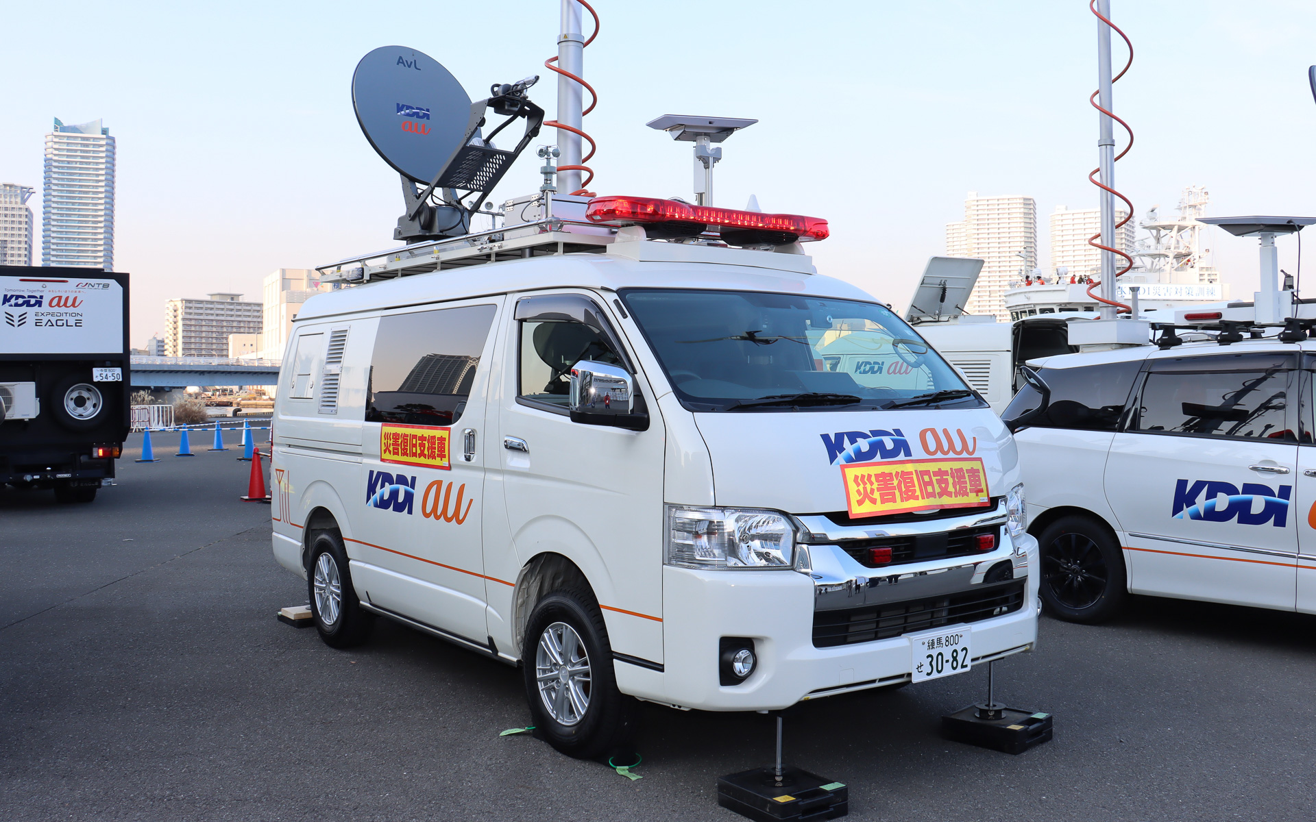 一見すると同じハイエースの車載型基地局だが、前後バンパーが黒い車両は世代が少し古く、搭載機器を稼働させる発電機は一般的な市販品を採用。しかし、発電機のガソリンタンク容量が不十分で連続稼働時間が短かったことを受け、下の新型では専用の発電機を採用。ガソリンは車載の燃料タンクから供給できるようにして稼働時間を大きく高めることに成功している