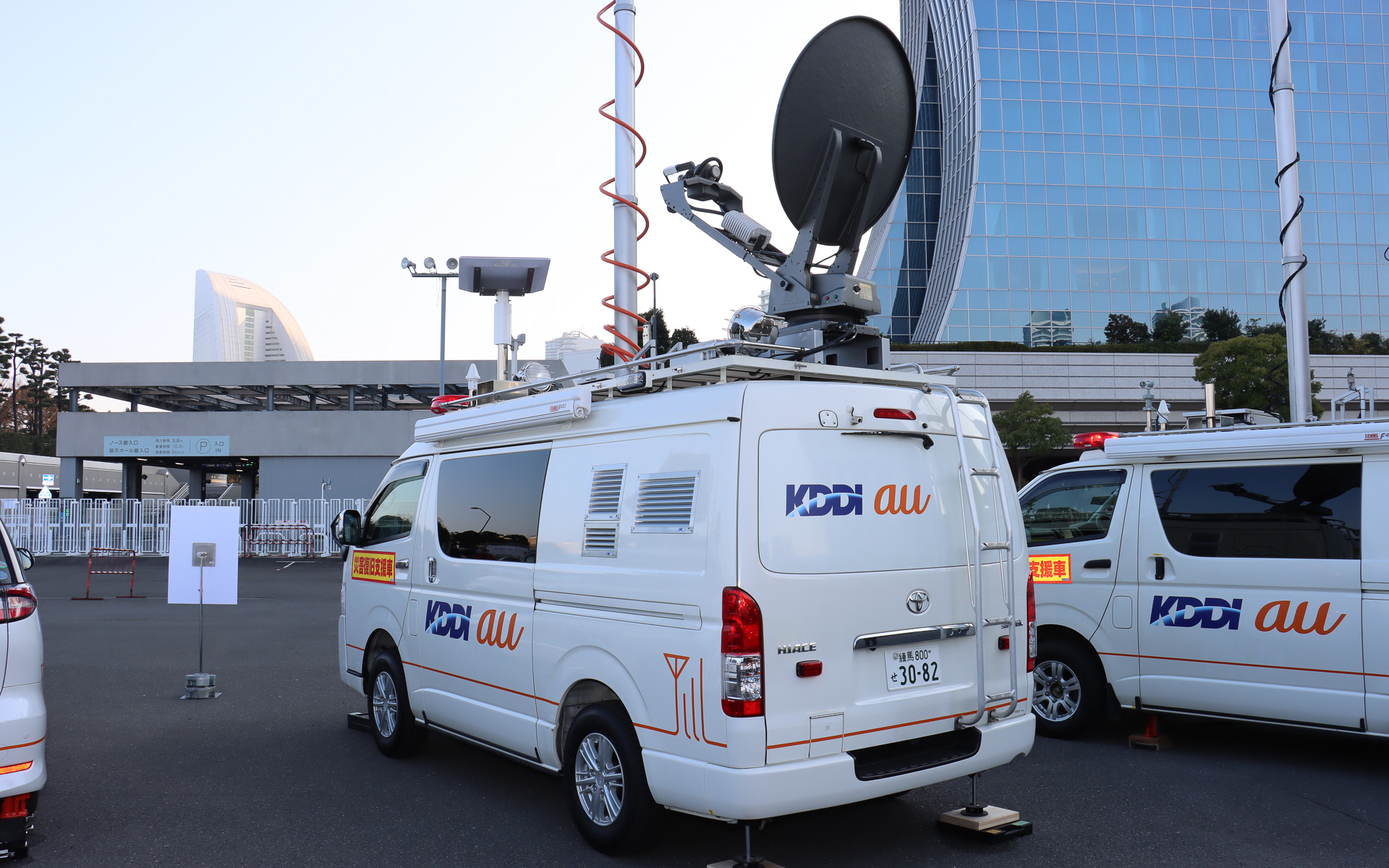 一見すると同じハイエースの車載型基地局だが、前後バンパーが黒い車両は世代が少し古く、搭載機器を稼働させる発電機は一般的な市販品を採用。しかし、発電機のガソリンタンク容量が不十分で連続稼働時間が短かったことを受け、下の新型では専用の発電機を採用。ガソリンは車載の燃料タンクから供給できるようにして稼働時間を大きく高めることに成功している
