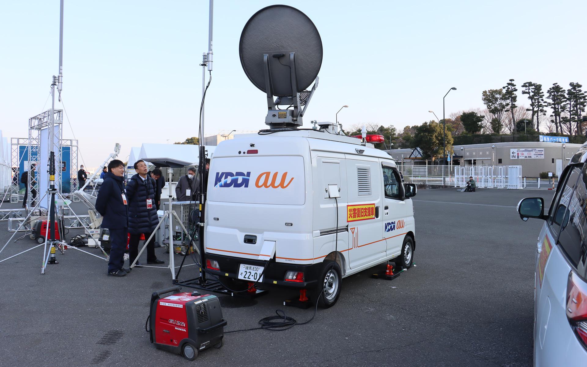 軽自動車サイズのアトレーで車載型基地局を実現するため、発電機やStarlinkアンテナなどを別のサポートカーで運ぶスタイルを採用。重い通信用アンテナを設置するため、ルーフには補強が施されている