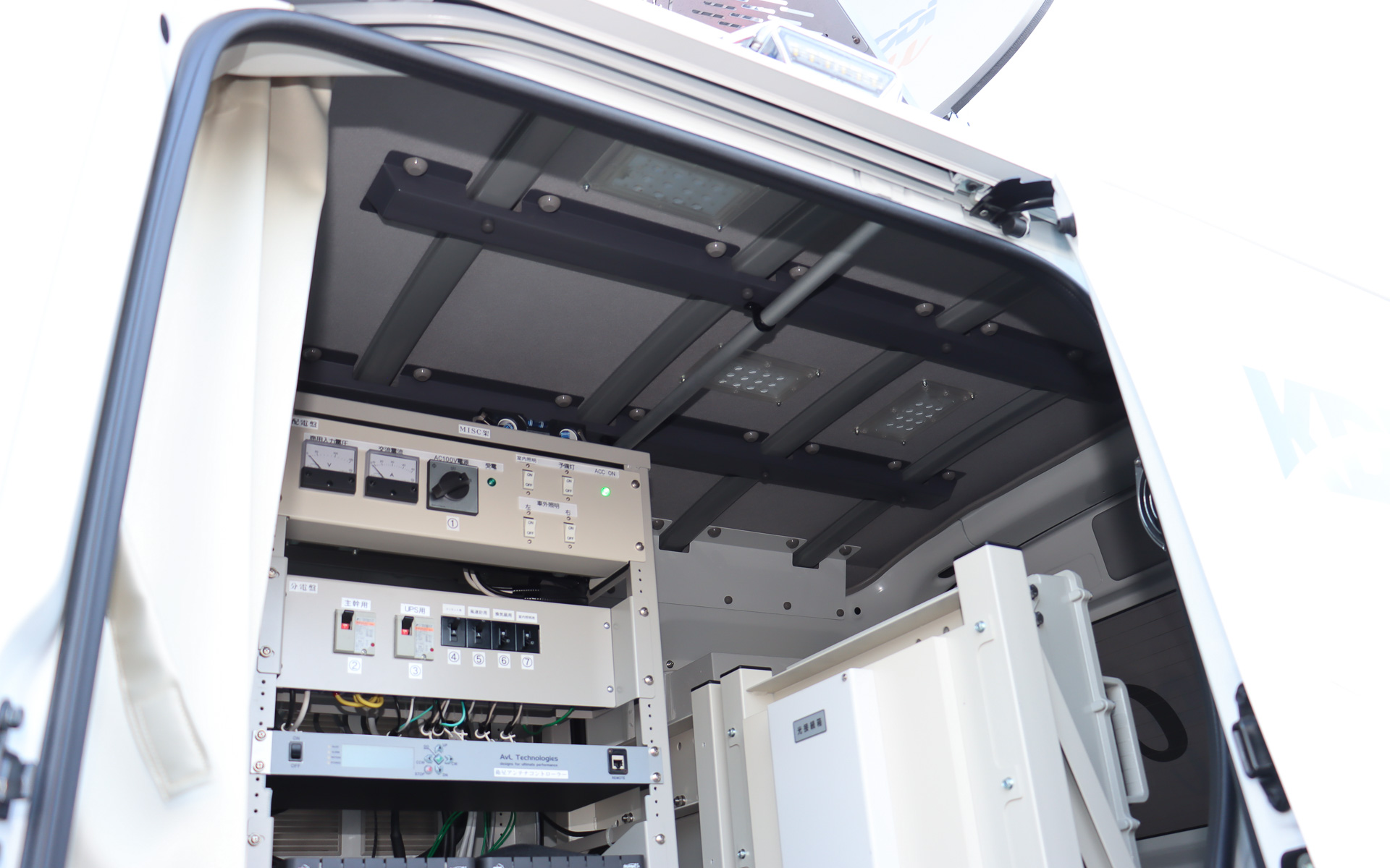 軽自動車サイズのアトレーで車載型基地局を実現するため、発電機やStarlinkアンテナなどを別のサポートカーで運ぶスタイルを採用。重い通信用アンテナを設置するため、ルーフには補強が施されている