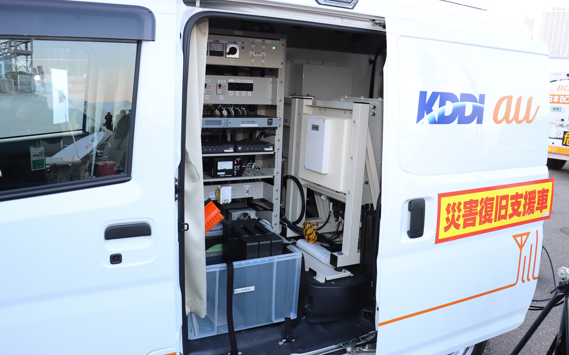 軽自動車サイズのアトレーで車載型基地局を実現するため、発電機やStarlinkアンテナなどを別のサポートカーで運ぶスタイルを採用。重い通信用アンテナを設置するため、ルーフには補強が施されている