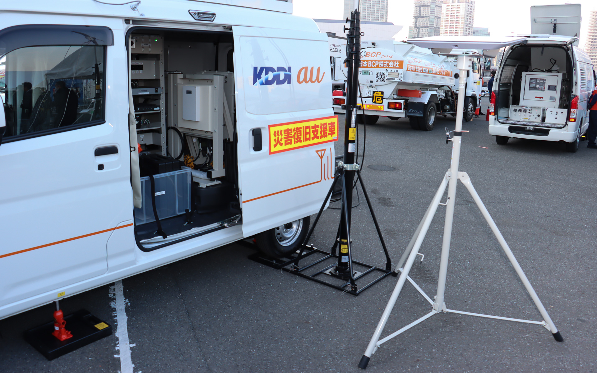 軽自動車サイズのアトレーで車載型基地局を実現するため、発電機やStarlinkアンテナなどを別のサポートカーで運ぶスタイルを採用。重い通信用アンテナを設置するため、ルーフには補強が施されている