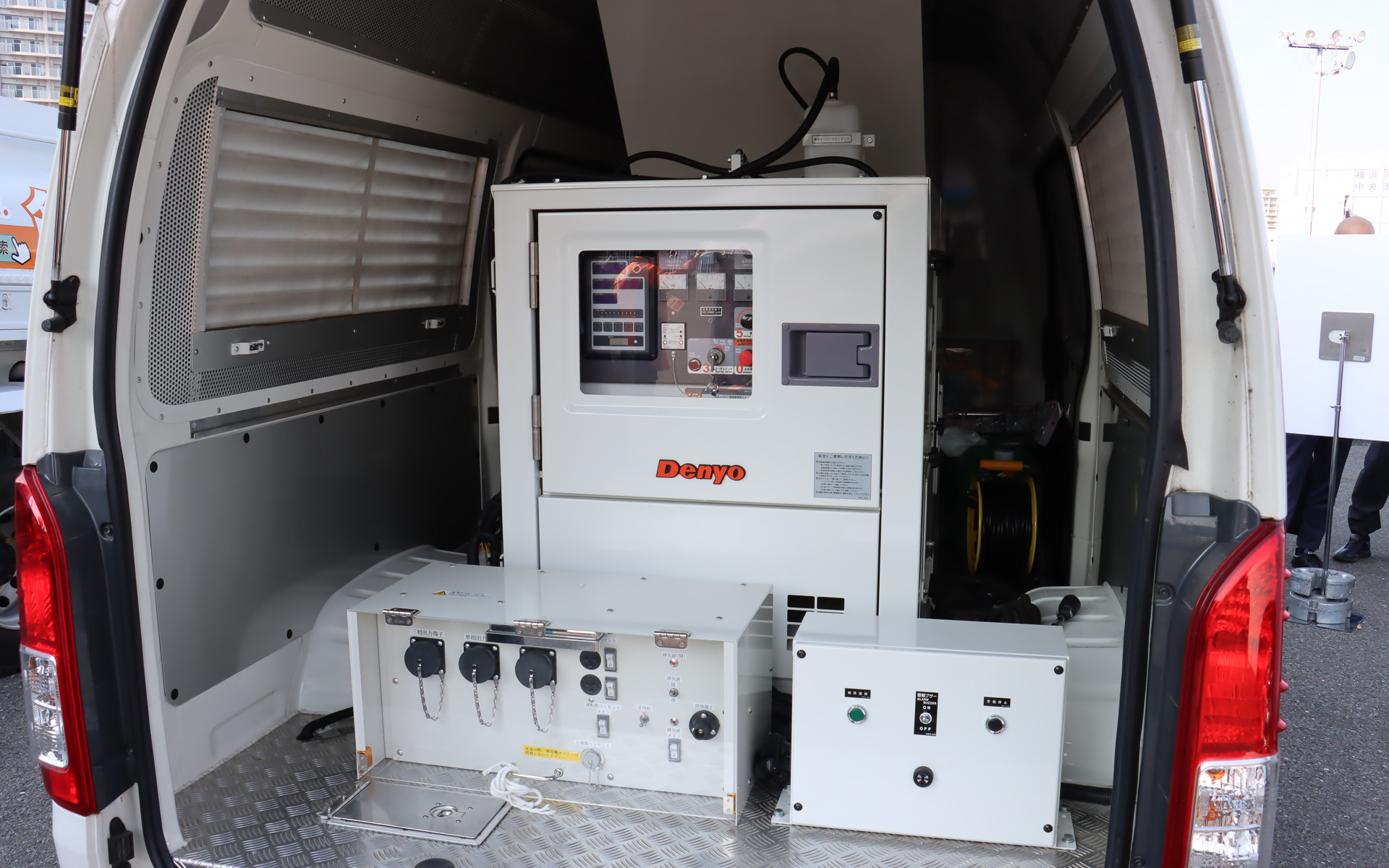 ハイエースの「移動電源車」。200Vの電源供給が可能でより長期間に渡る災害復旧活動に対応。ルーフ上に専用の排気扉を備えている