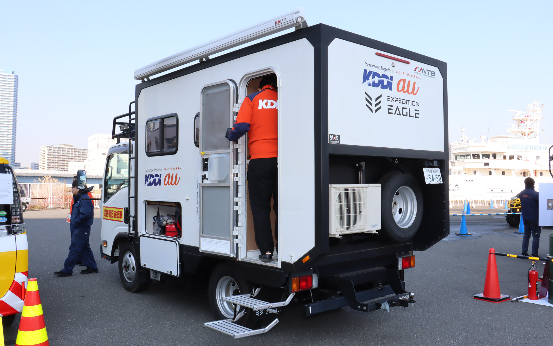 キャンピングカーを使った「現地支援車両」。能登半島地震では宿泊先を確保できたのが金沢市内ばかりで、活動する現地までひどいときは片道6時間かかるケースもあったことから、この車両で作業員が寝泊まりして作業を続けていた。また、真夏に行なわれる音楽フェスティバルでの対応中に、熱中症対策の休憩室としても利用されたとのこと