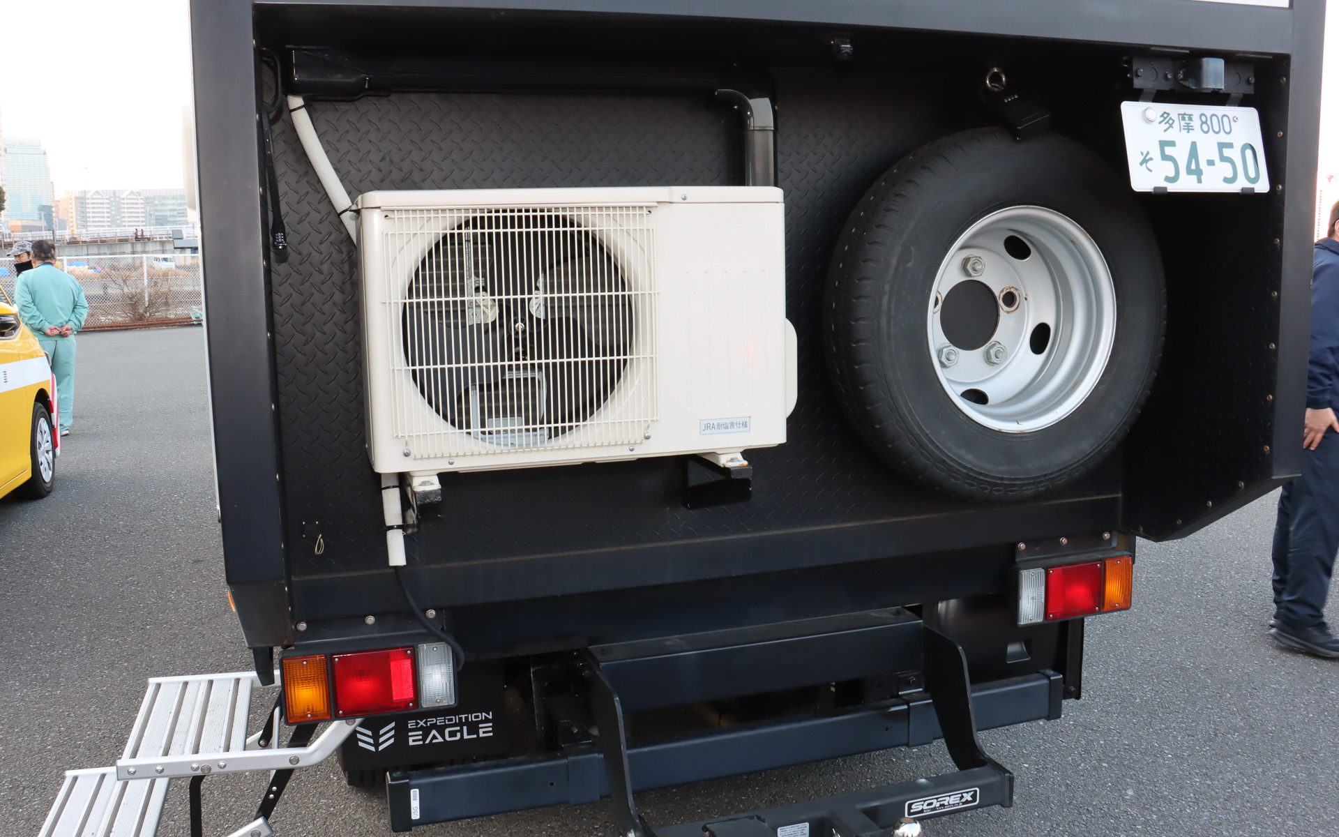 キャンピングカーを使った「現地支援車両」。能登半島地震では宿泊先を確保できたのが金沢市内ばかりで、活動する現地までひどいときは片道6時間かかるケースもあったことから、この車両で作業員が寝泊まりして作業を続けていた。また、真夏に行なわれる音楽フェスティバルでの対応中に、熱中症対策の休憩室としても利用されたとのこと