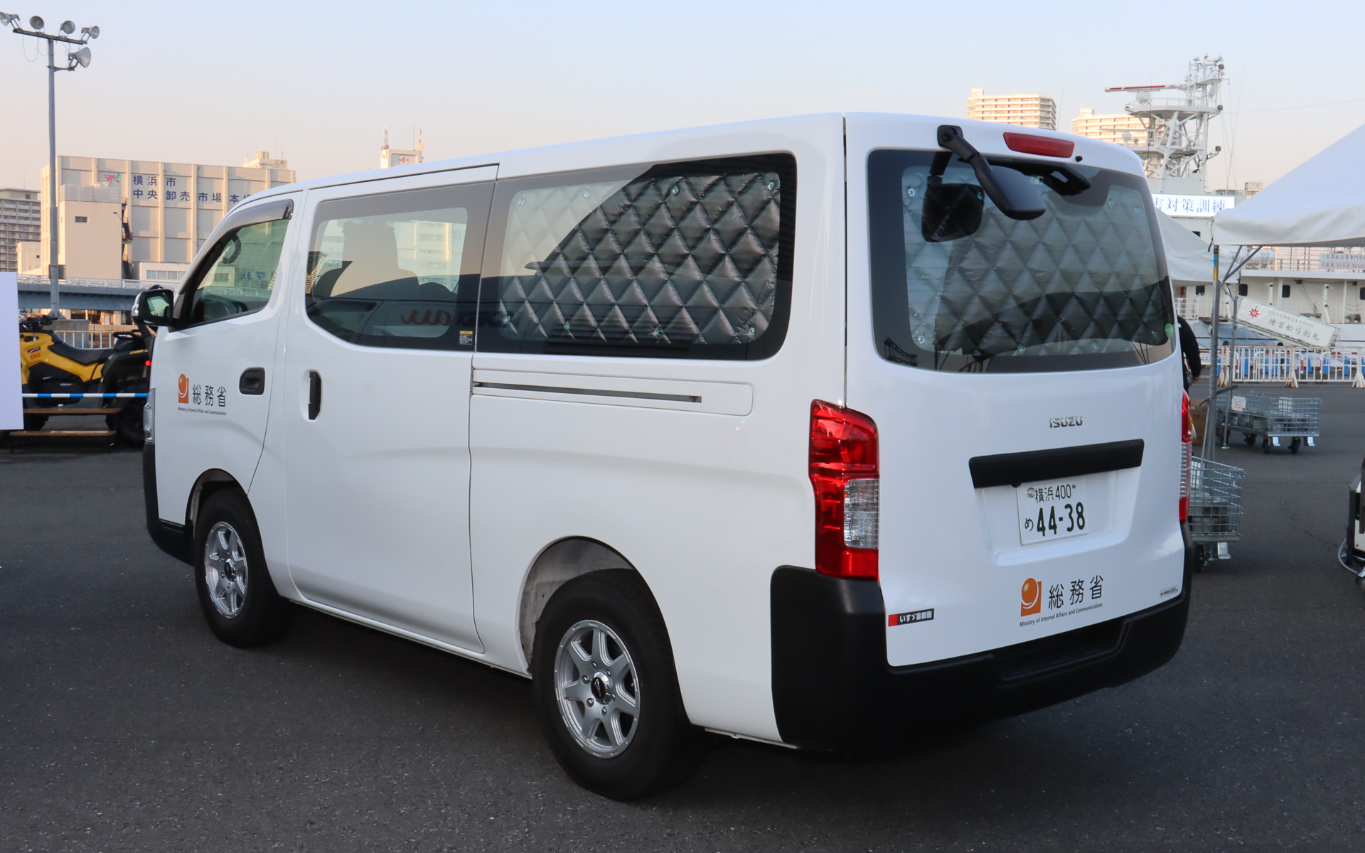 通信事業者が災害対策を行なうときに貸し出される総務省のサポートカー。主に資材運搬などに利用されている。ハイエースではなく、いすゞ自動車の「コモ」