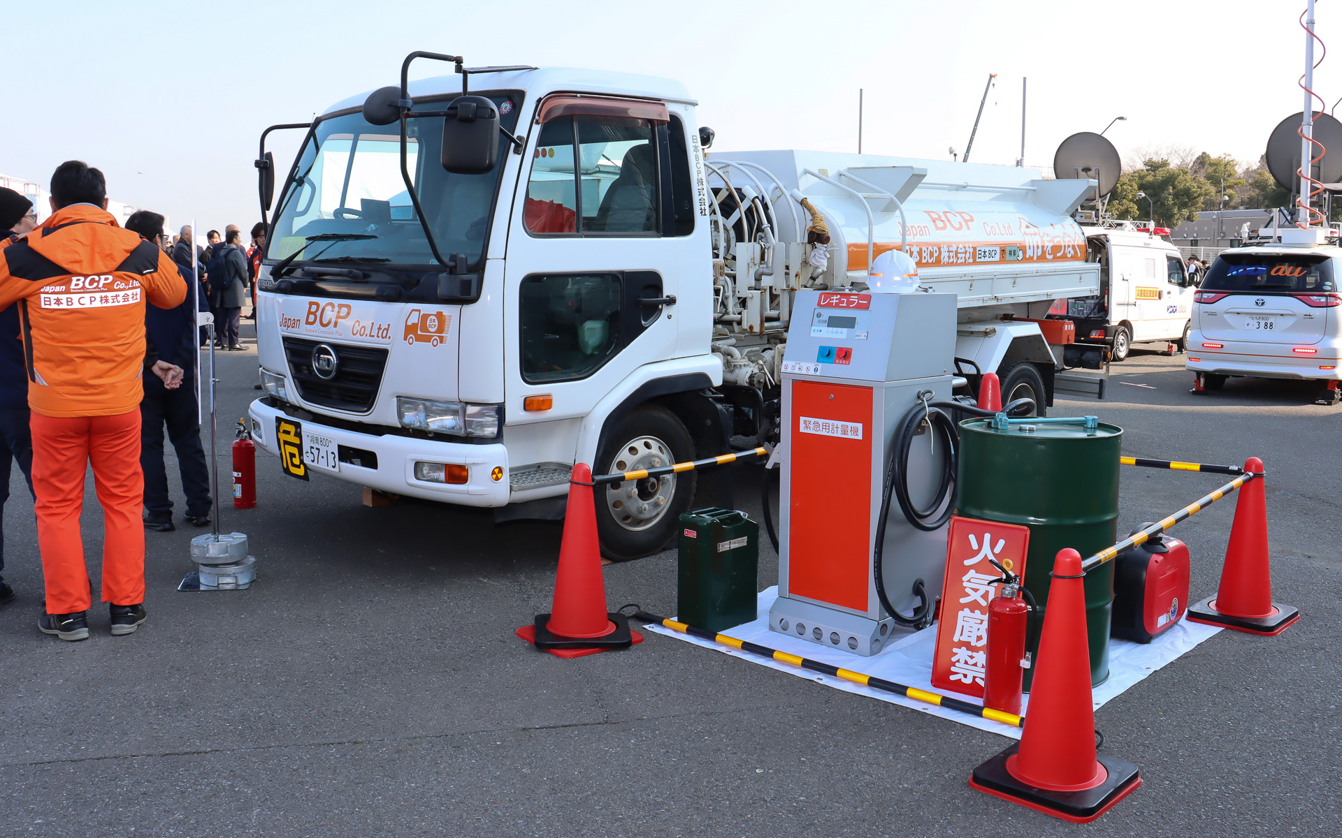 日本BCPのタンクローリーと仮設給油スタンド機器。能登半島地震では基地局復旧に向け、協力してauショップに仮設給油スタンドを設置した