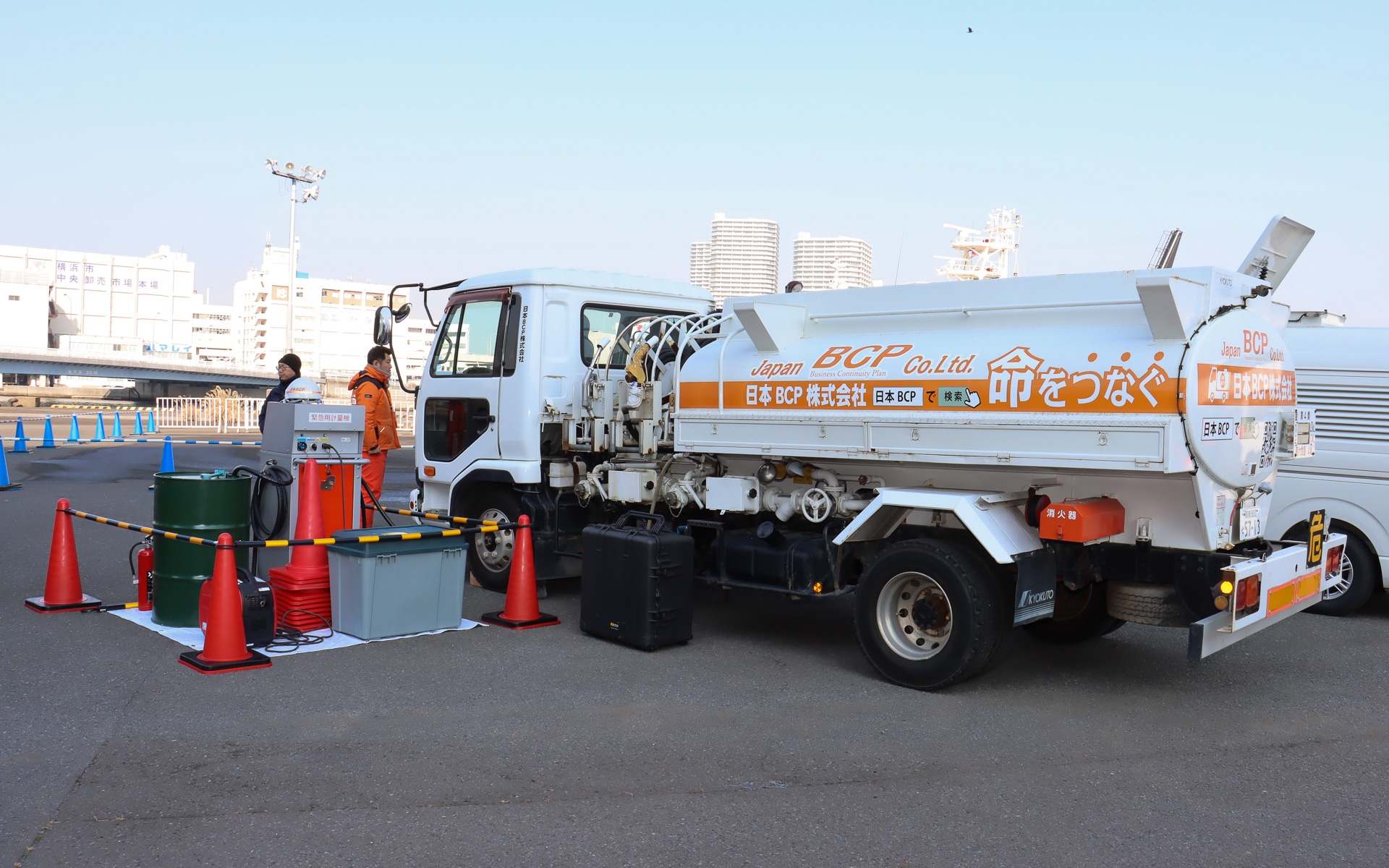 日本BCPのタンクローリーと仮設給油スタンド機器。能登半島地震では基地局復旧に向け、協力してauショップに仮設給油スタンドを設置した