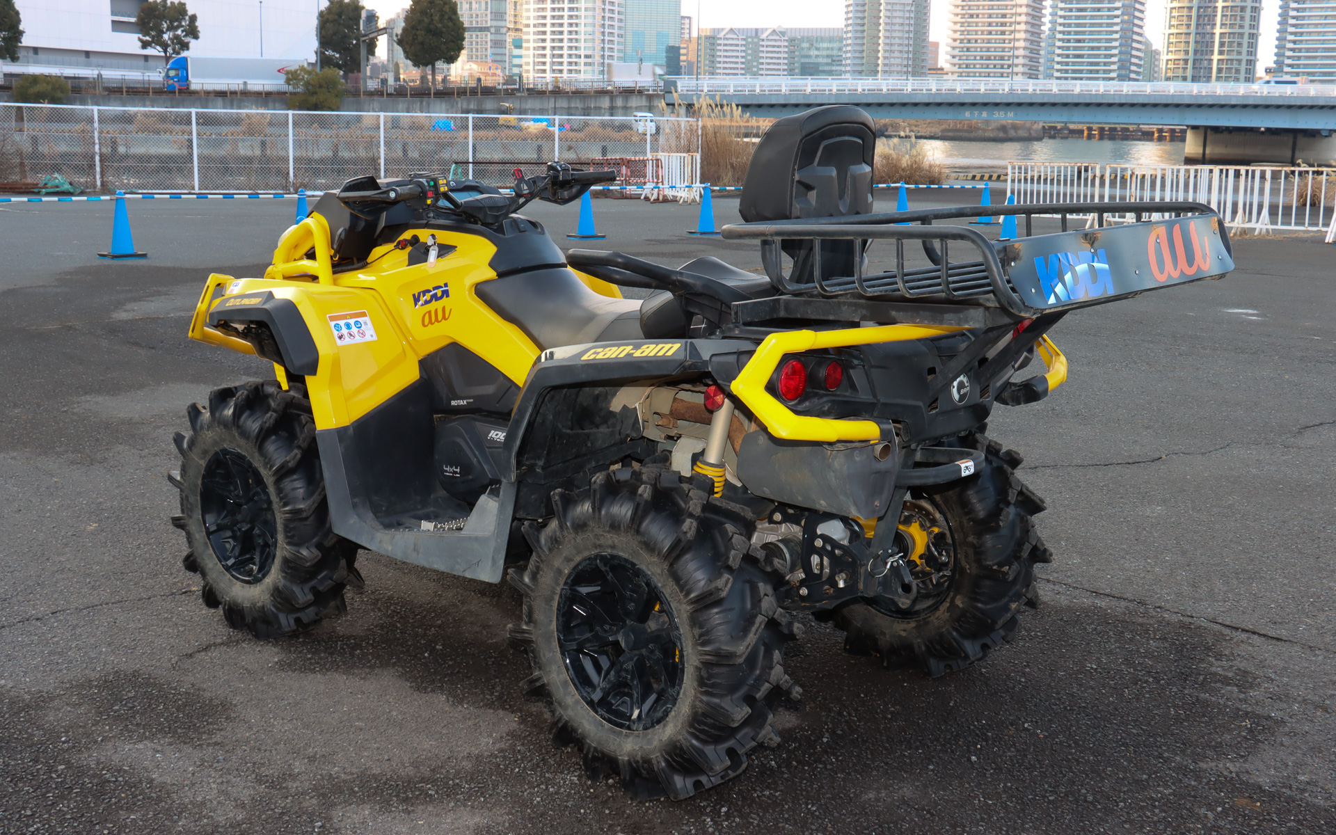 KDDIが保有する4輪バギー「OUTLANDER Hmr 1000R」。能登半島地震では主に燃料輸送などに活用された