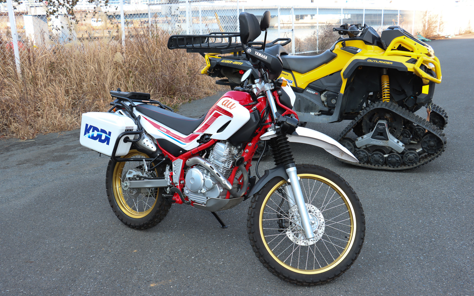 ヤマハ発動機「セロー 250」をベースとした災害救援活動2輪車。基地局にトラブルが起きた場合の応急手当や状況確認が主な任務となっている