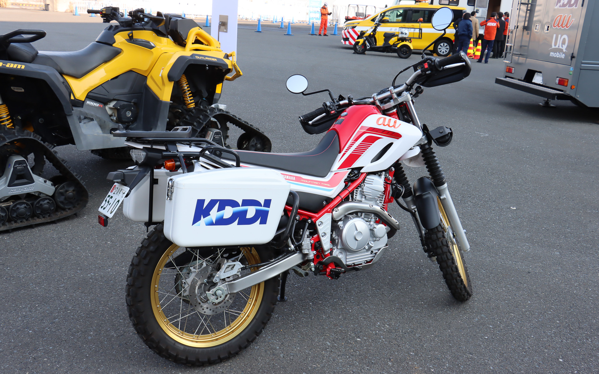 ヤマハ発動機「セロー 250」をベースとした災害救援活動2輪車。基地局にトラブルが起きた場合の応急手当や状況確認が主な任務となっている