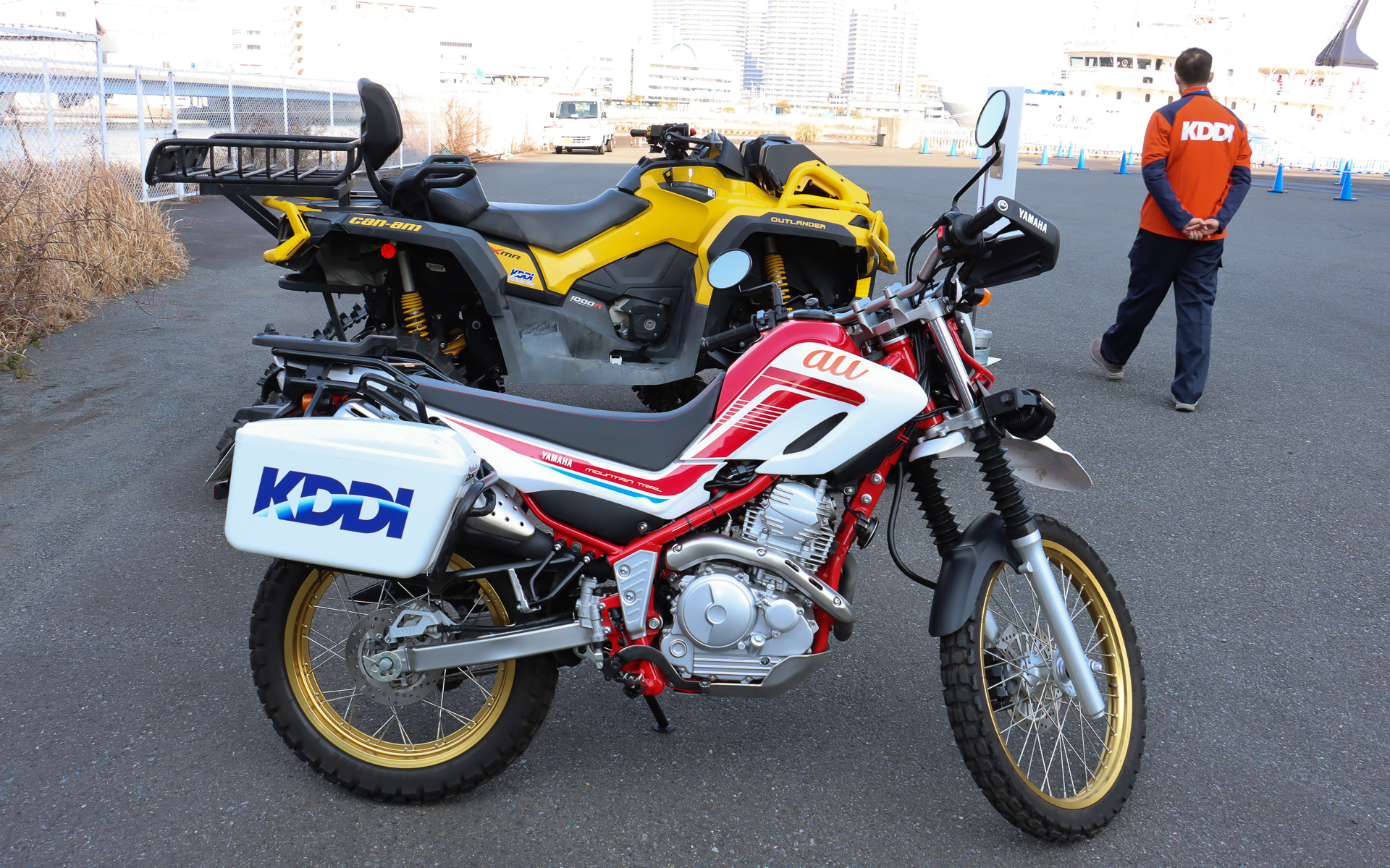 ヤマハ発動機「セロー 250」をベースとした災害救援活動2輪車。基地局にトラブルが起きた場合の応急手当や状況確認が主な任務となっている