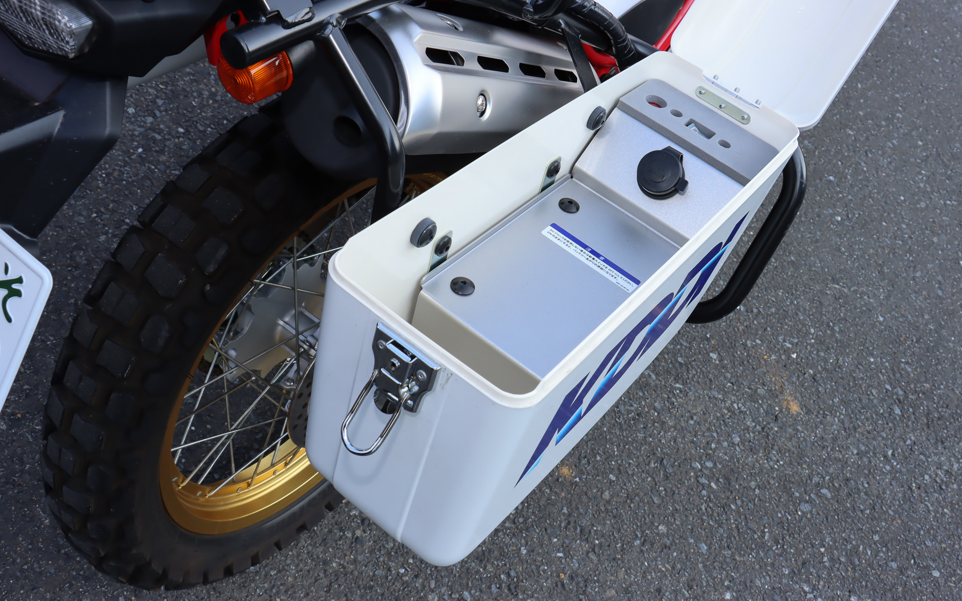 ヤマハ発動機「セロー 250」をベースとした災害救援活動2輪車。基地局にトラブルが起きた場合の応急手当や状況確認が主な任務となっている