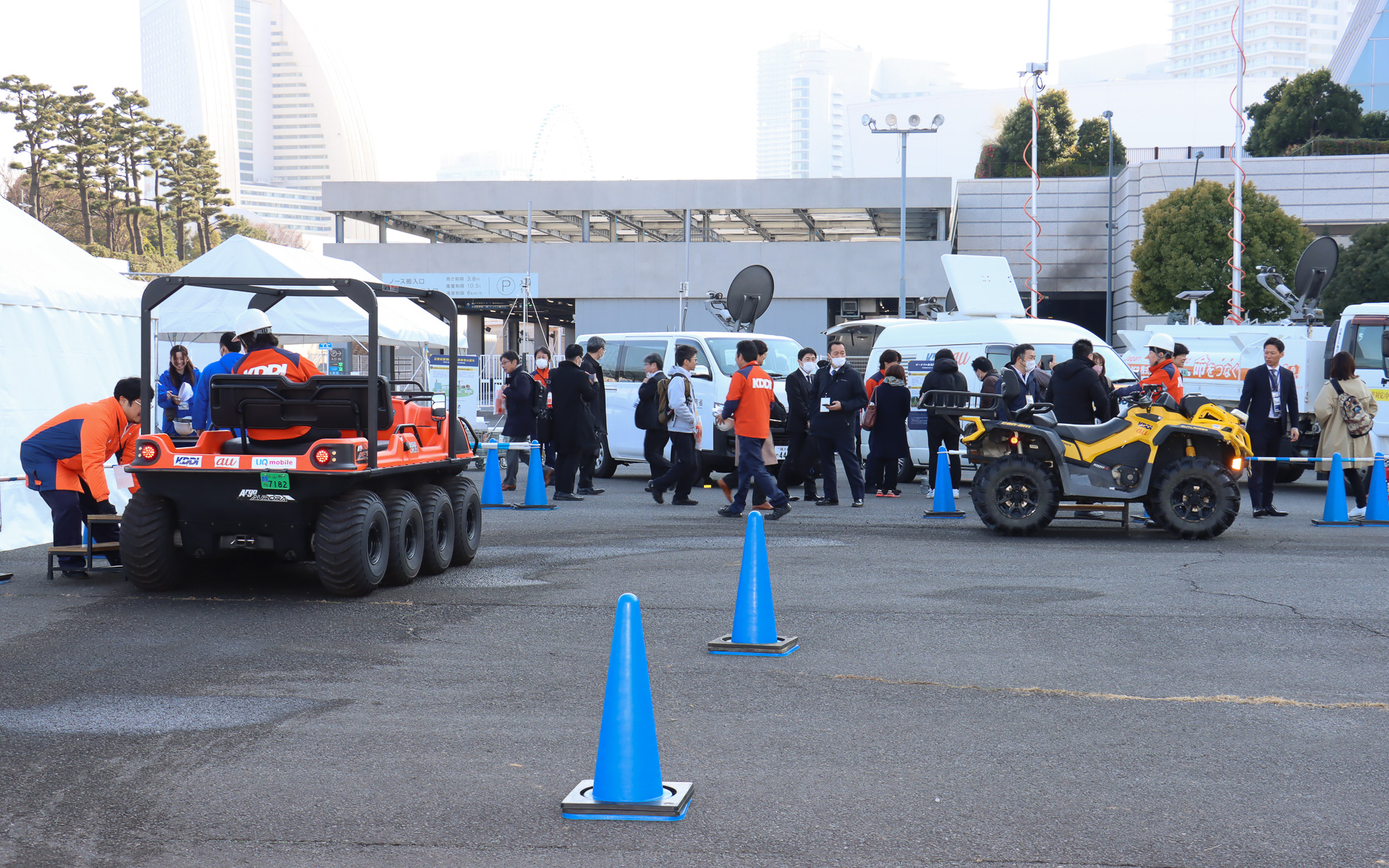 試乗スペースに置かれたAURORA 850 SX-RとOUTLANDER Hmr 1000R