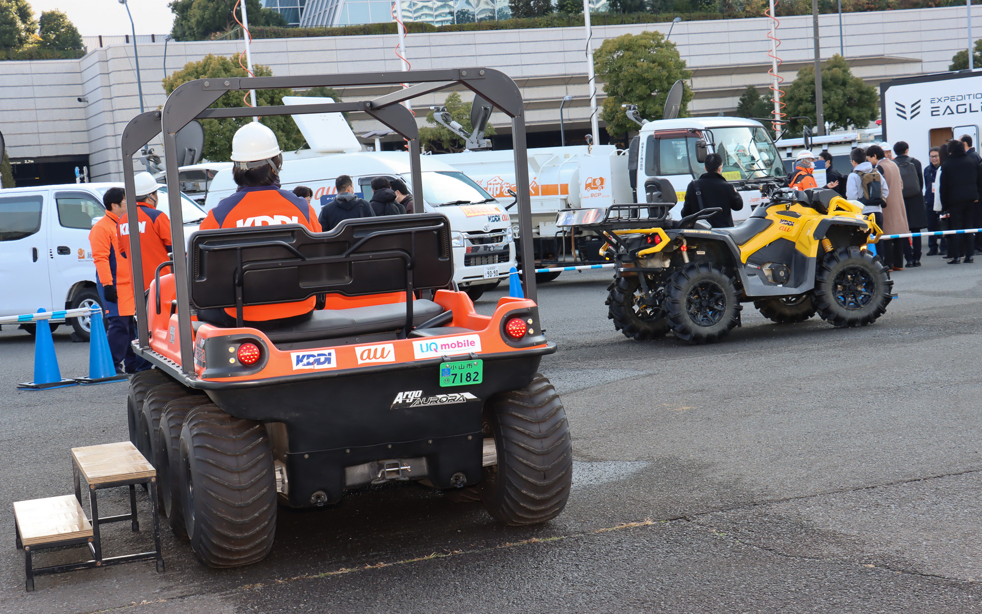 試乗スペースに置かれたAURORA 850 SX-RとOUTLANDER Hmr 1000R