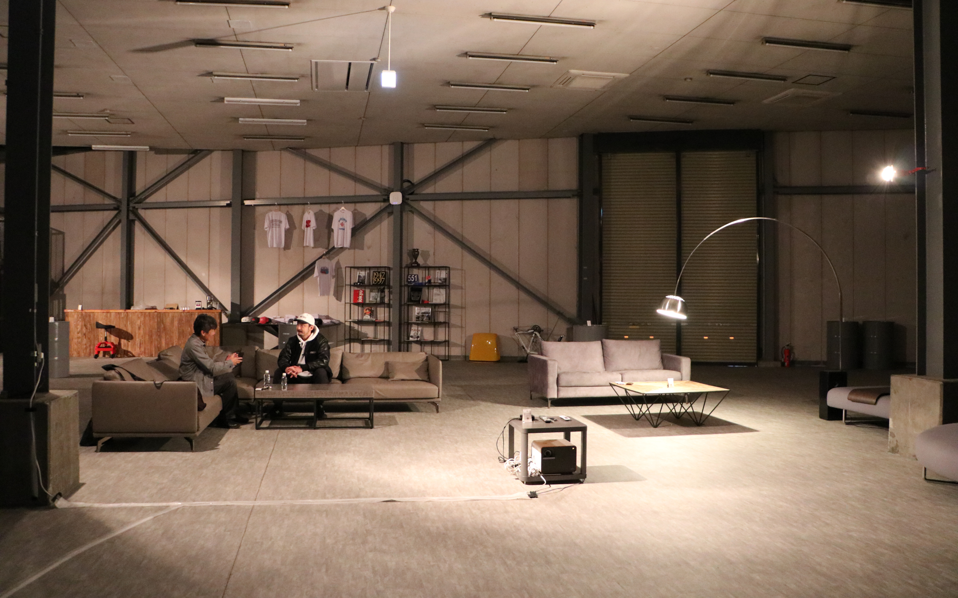 今回は横浜にあるガレージの2階にある会員が使えるラウンジでお話をうかがった