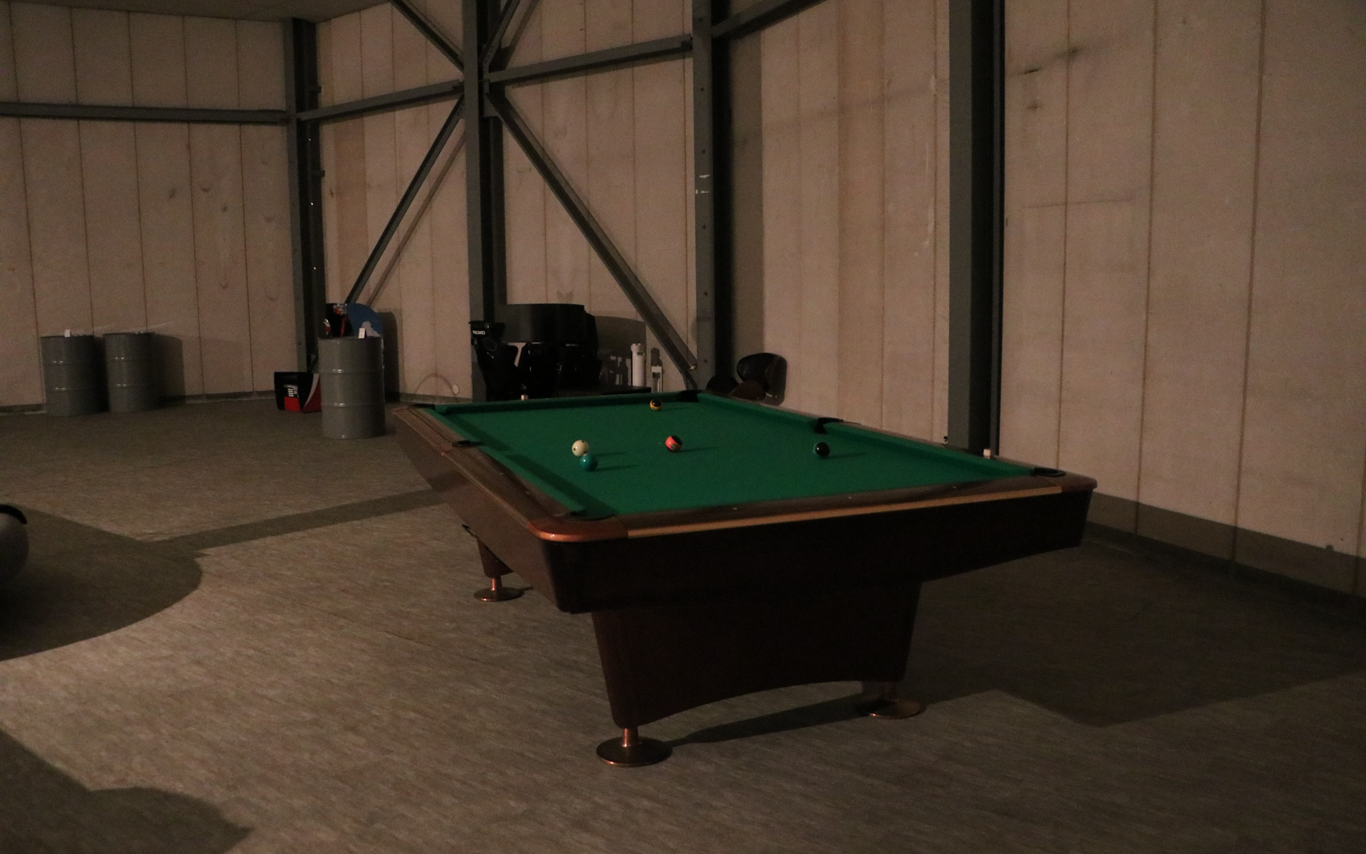 ドライビングシミュレータやビリヤード台なども設置している