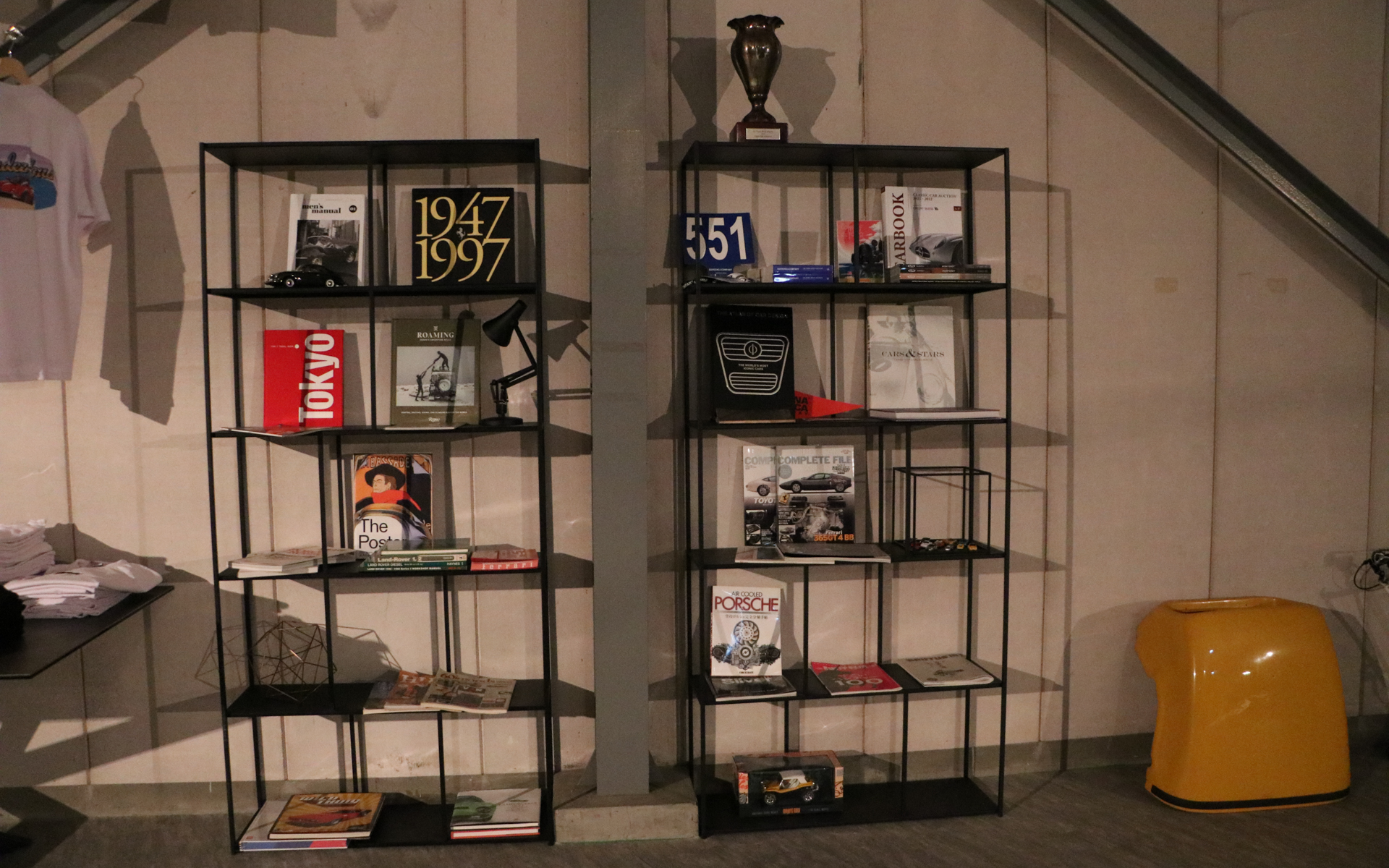 自動車に関するいろいろなメディアや記念品が飾られている
