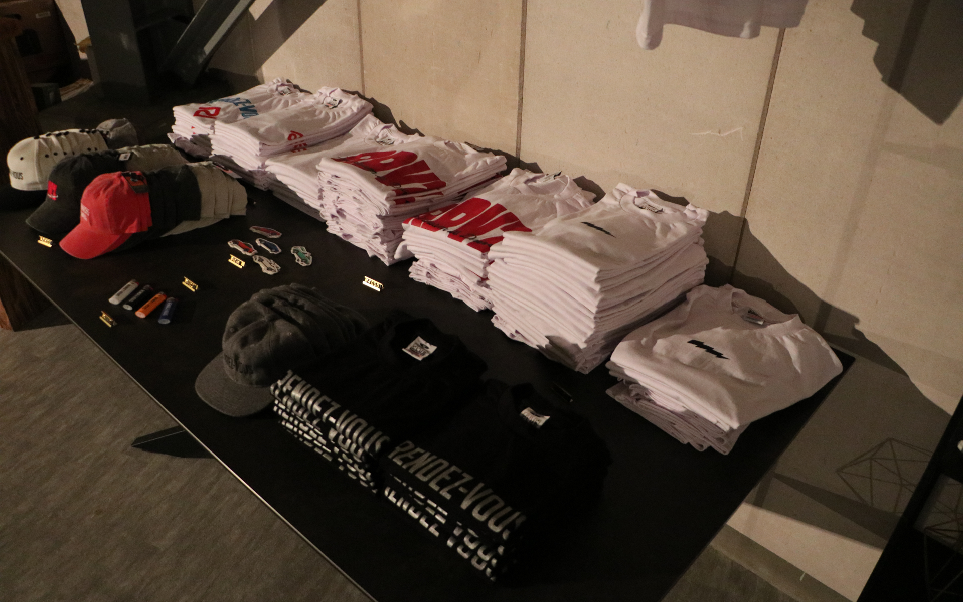 RENDEZ-VOUSの世界観を共有できるアパレルグッズも用意している