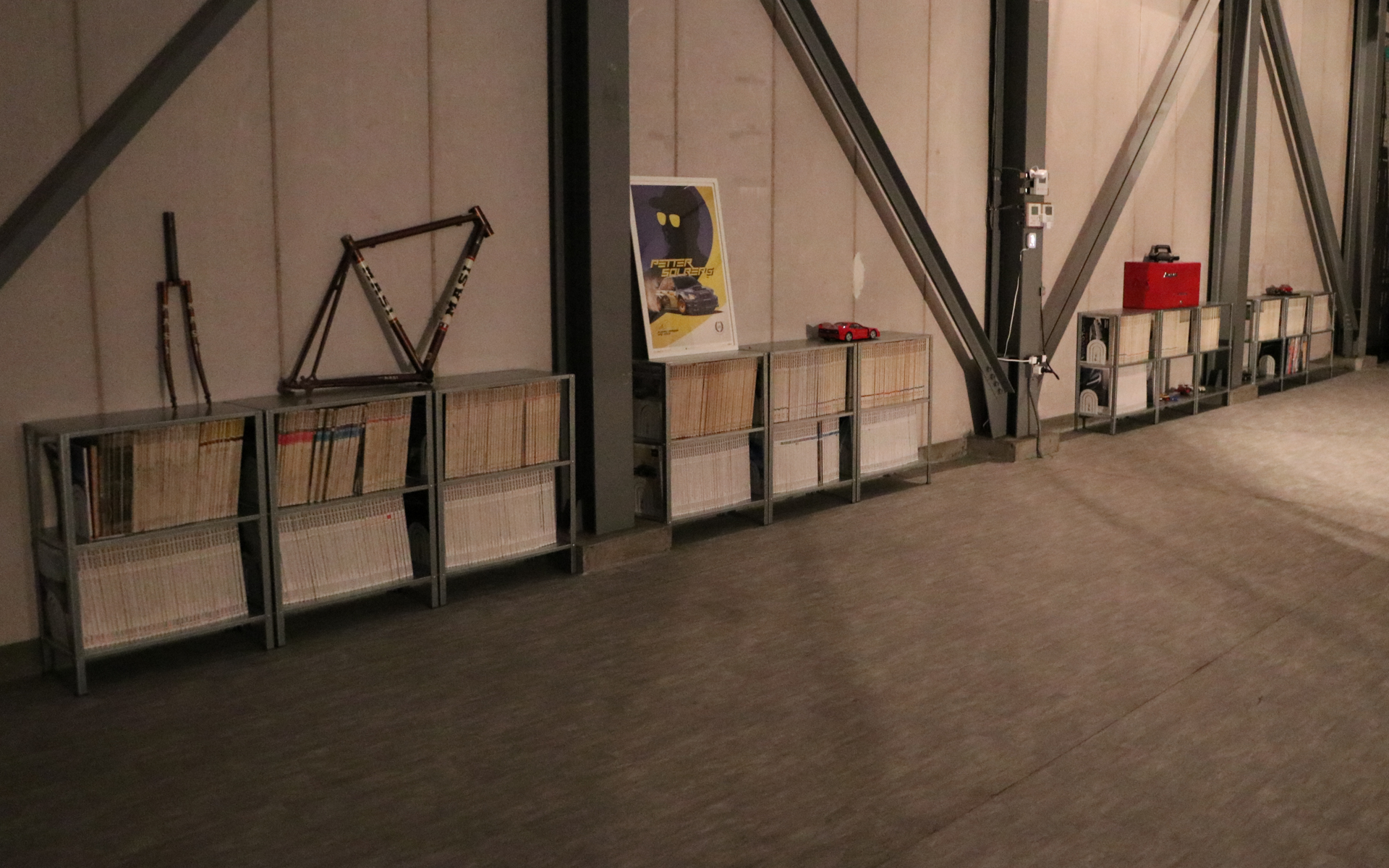 自動車誌「カーグラフィック」が創刊号からすべて並ぶ