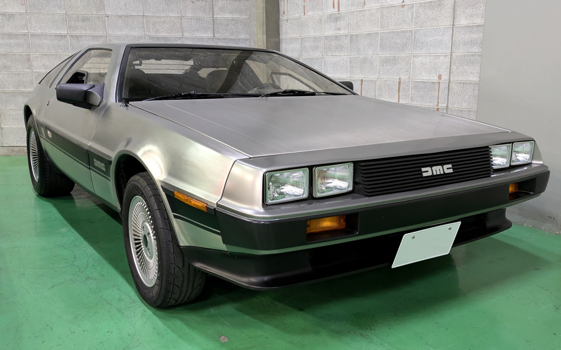 映画で一躍有名になった「デロリアン」も共同オーナーとして所有することも