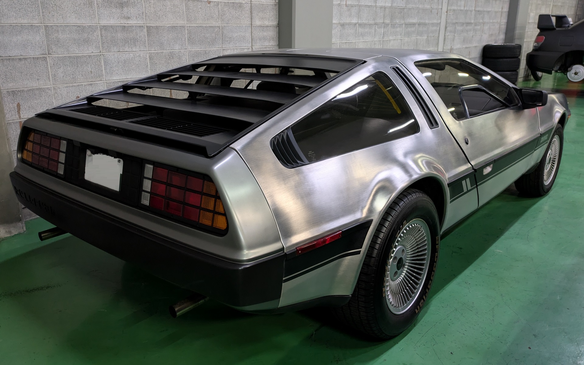 映画で一躍有名になった「デロリアン」も共同オーナーとして所有することも