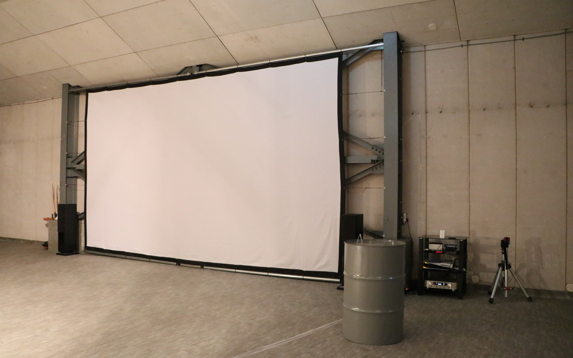 大型スクリーンも備えていて、イベント時に映画や動画を見るという