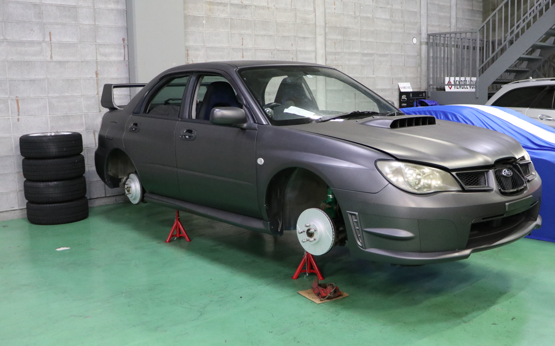 制作中のサーキット仕様のスバル「インプレッサ」もあった