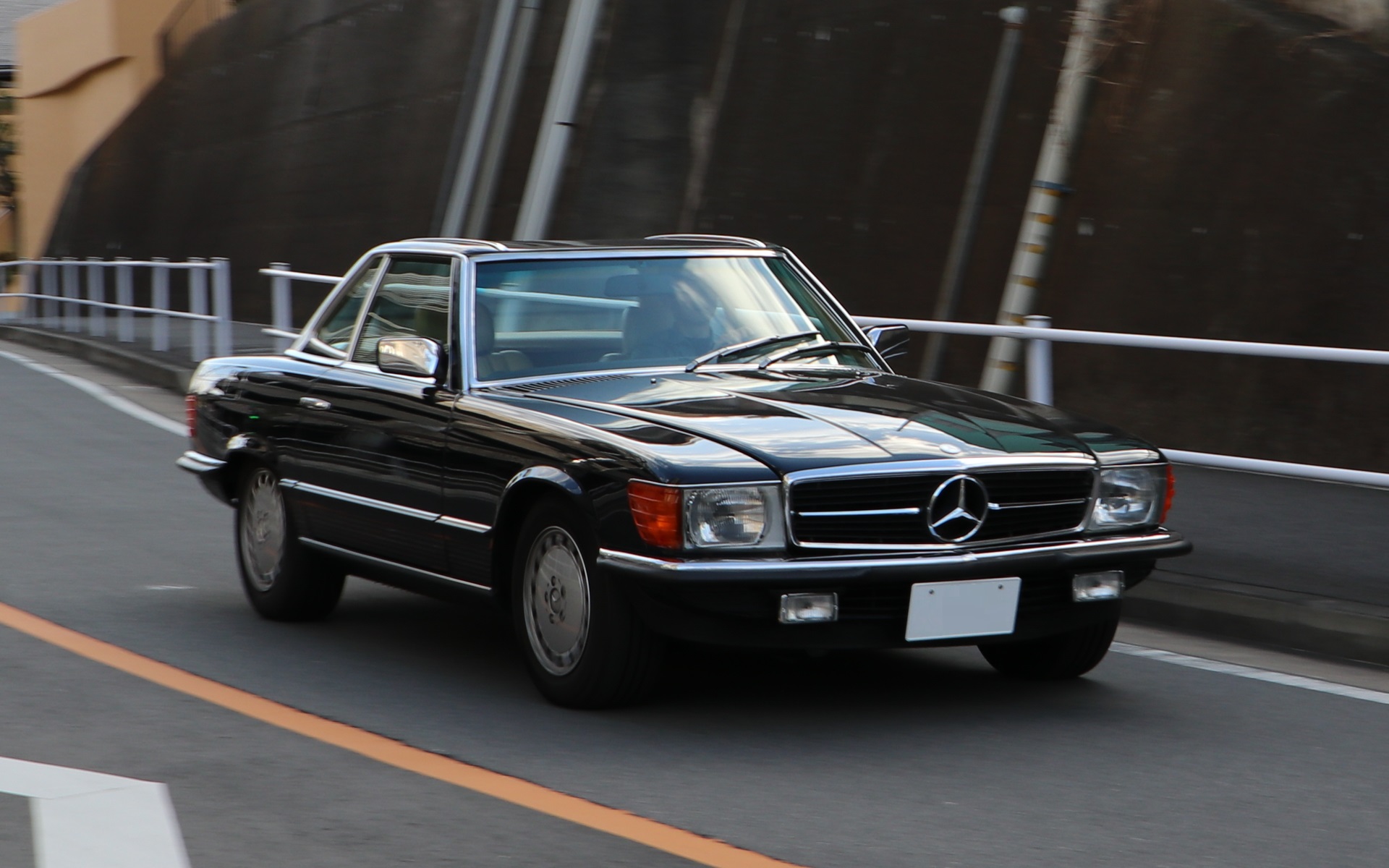 メルセデス・ベンツSL500（R107型）を数十年ぶりにドライブできた