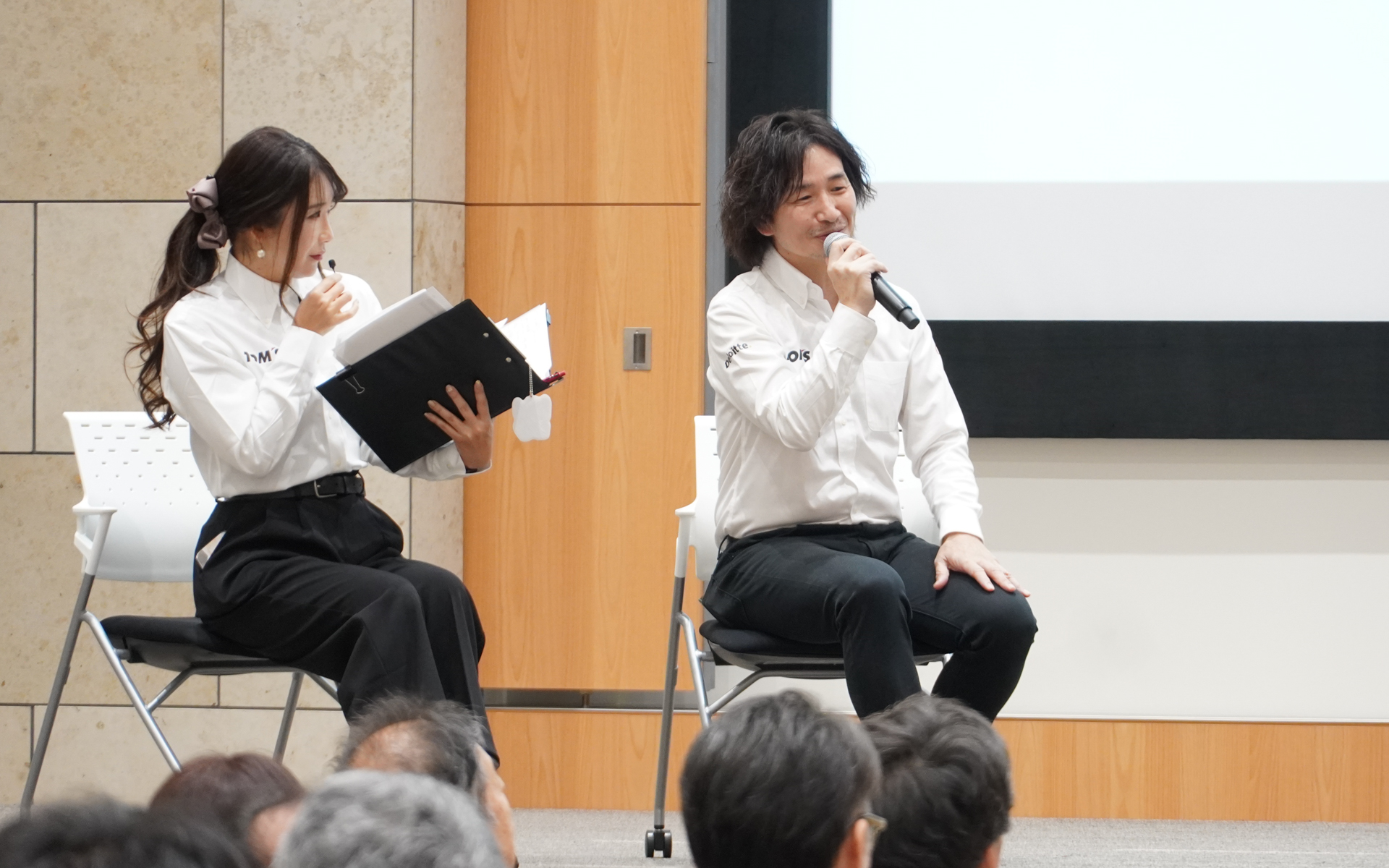 司会の自動車ジャーナリスト/モータースポーツMCの今井優杏さん（左）、株式会社トムス レース事業本部 スポンサー運営部の神山裕示部長（右）