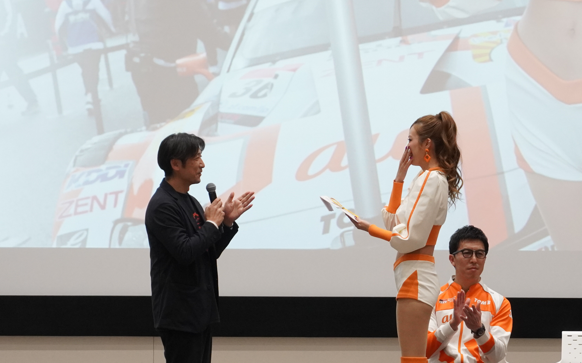 急遽設けた「auレースアンバサダーアワード」は、KDDI株式会社 ブランドマネジメント部長 坂本伸一氏から央川かこさんに贈られた