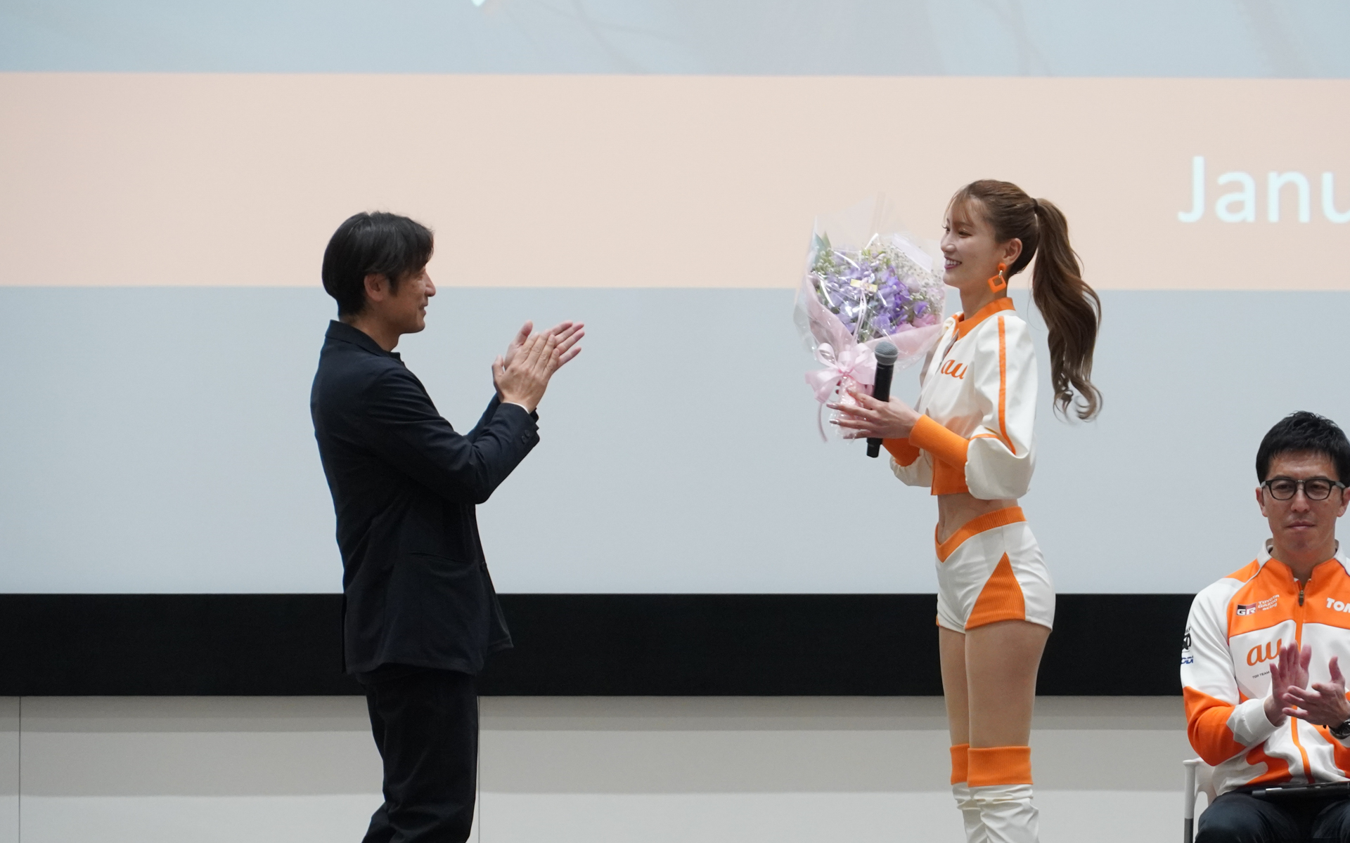 誕生日を迎えたばかりの辻門アネラさんには花束が贈られた