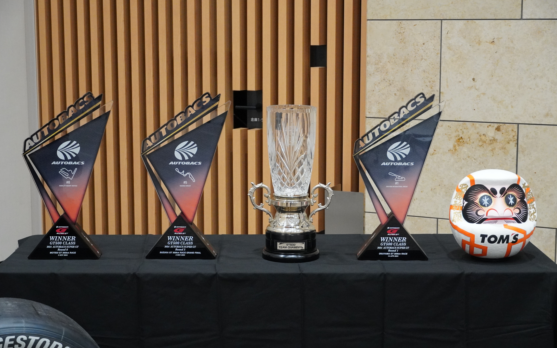 アワードの数々とダルマも展示