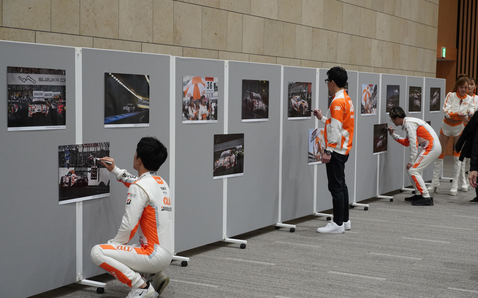 会場のパネルに皆でサインを入れた