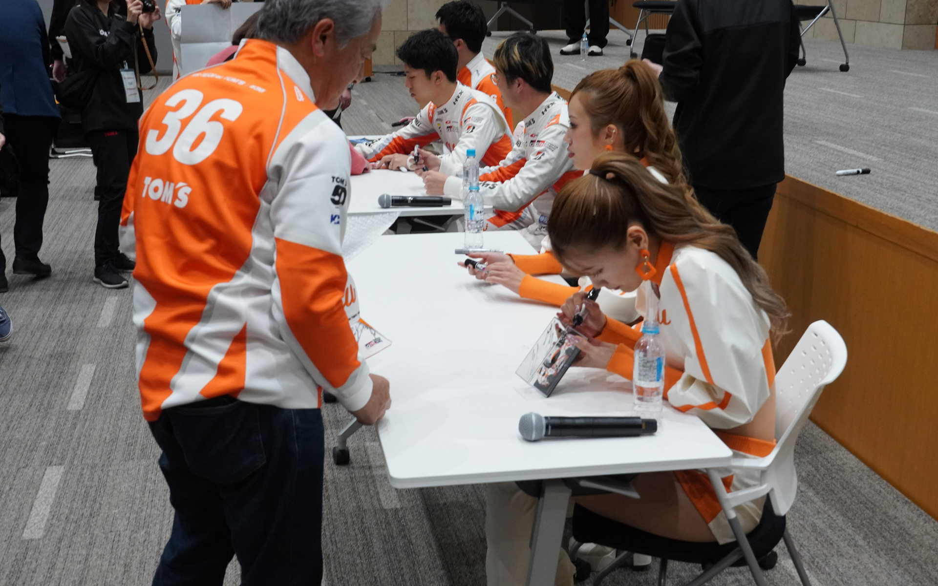 最後はサイン会を行なって終了