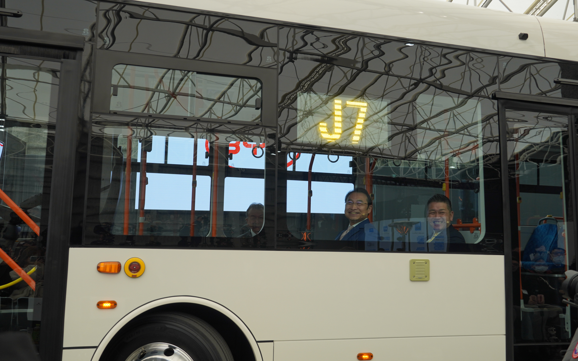 登壇する3人はこの日国内初披露となった中型バス「J7」に乗って登場