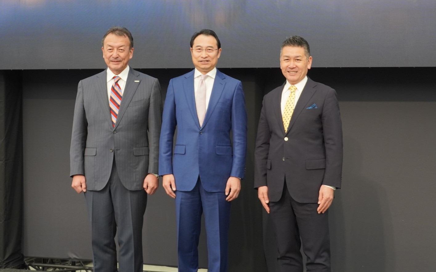 BYD事業方針発表会2025に登壇した、左からBYD Auto Japan株式会社 代表取締役社長 東福寺厚樹氏、ビーワイディージャパン株式会社 代表取締役社長 劉学亮氏、ビーワイディージャパン株式会社 執行役員副社長 石井澄人氏