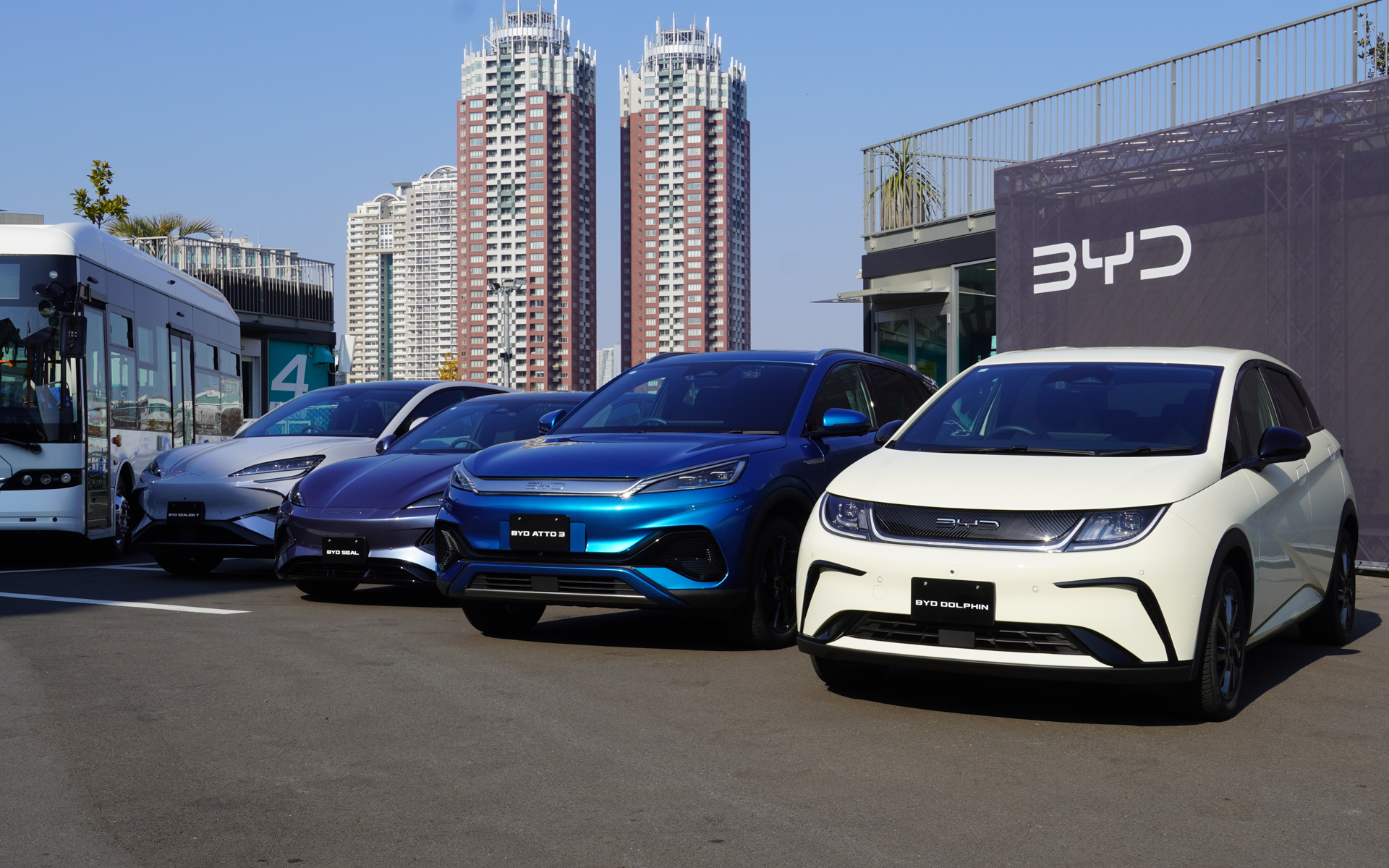 BYDの乗用車のラインアップ。前から「ドルフィン」「アット3」「シール」「シーライオン7」