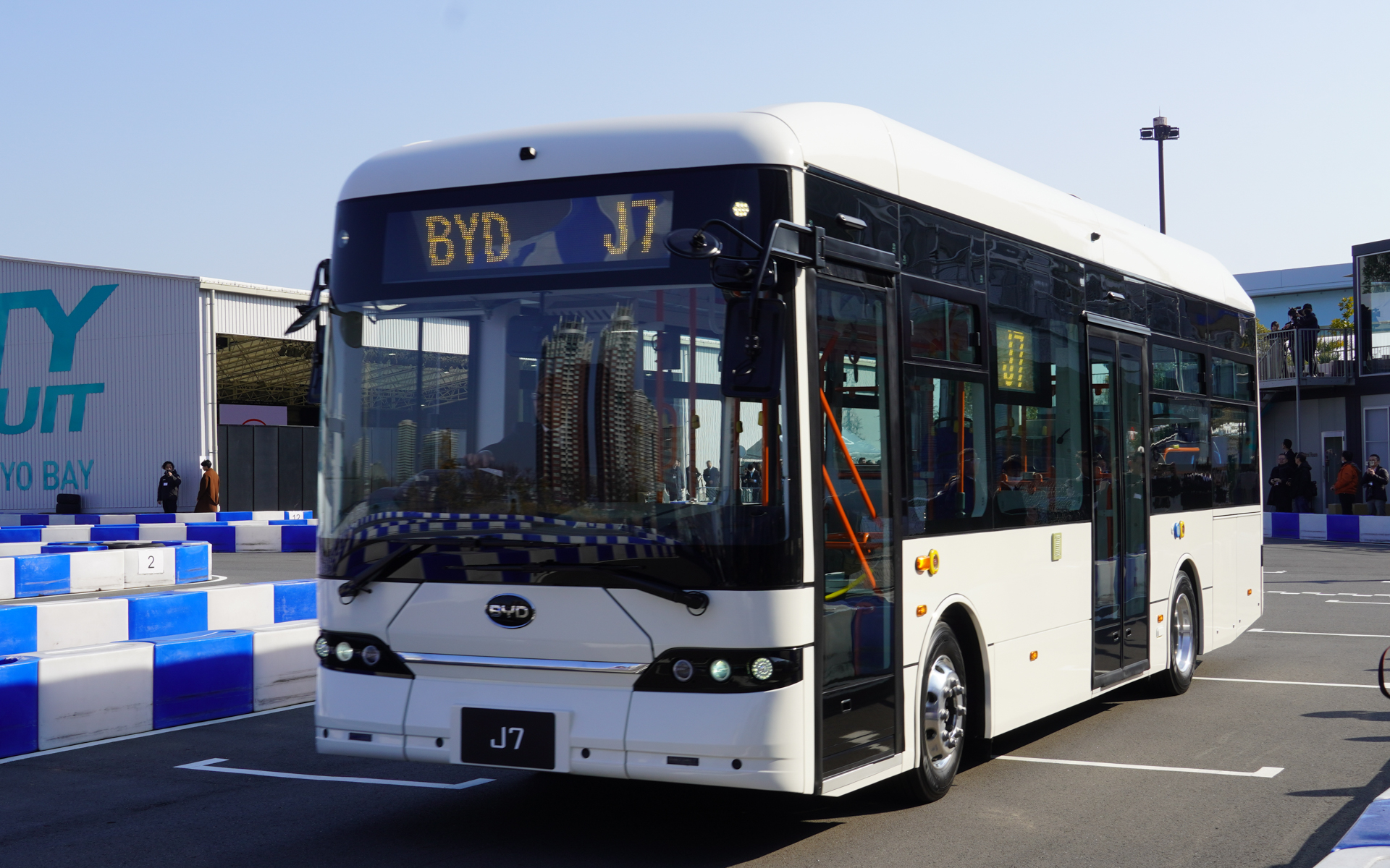 中型バス「J7」