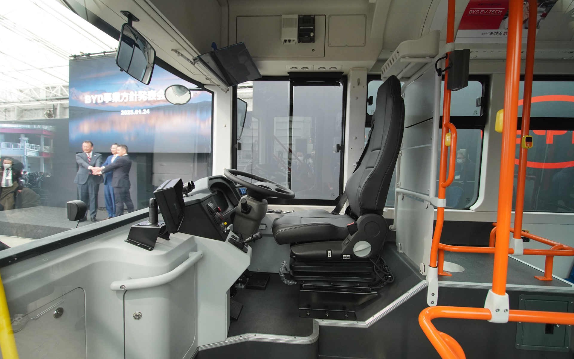 中型バス「J7」は日本市場向けに専用開発したモデル