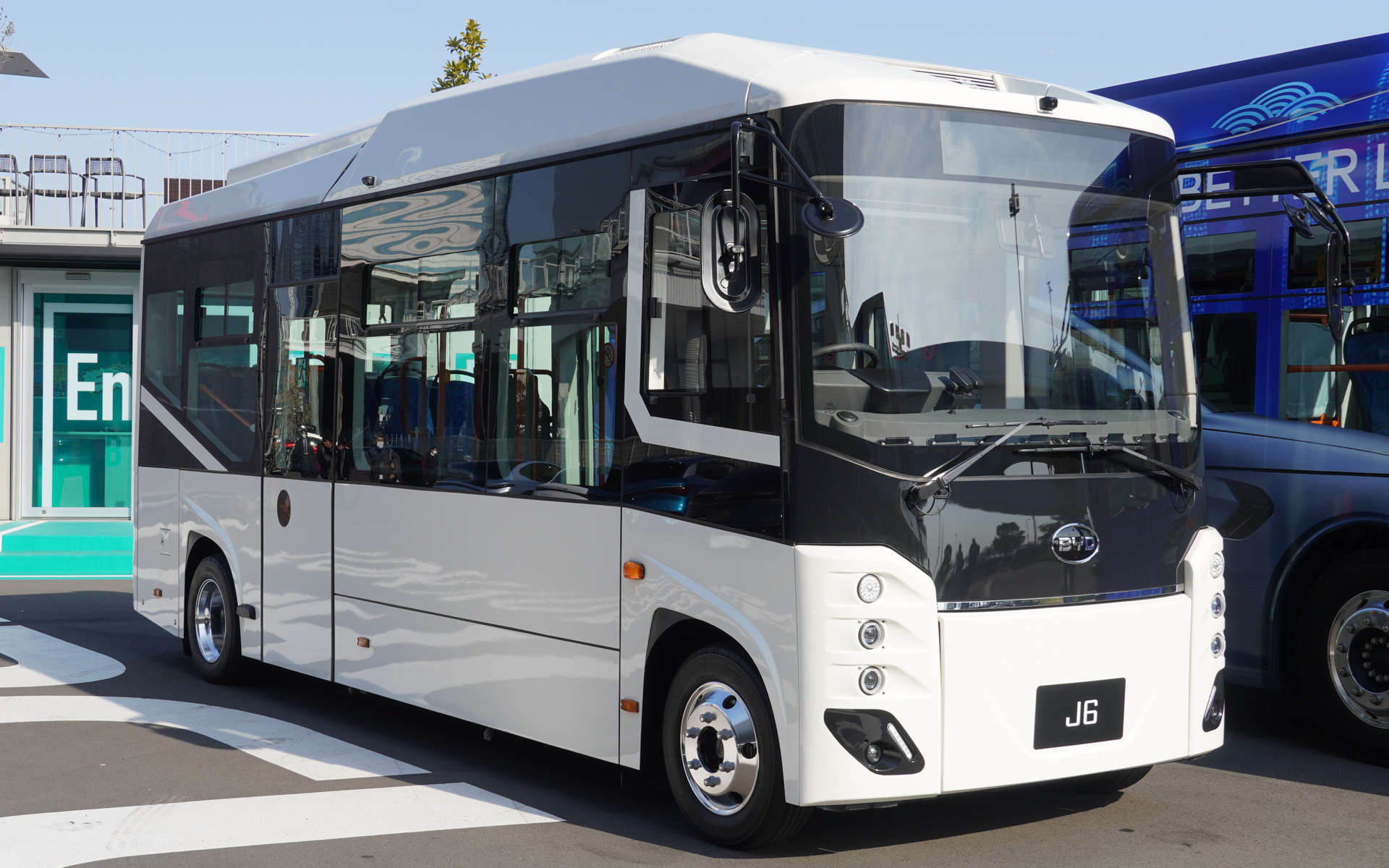 小型バス「J6」