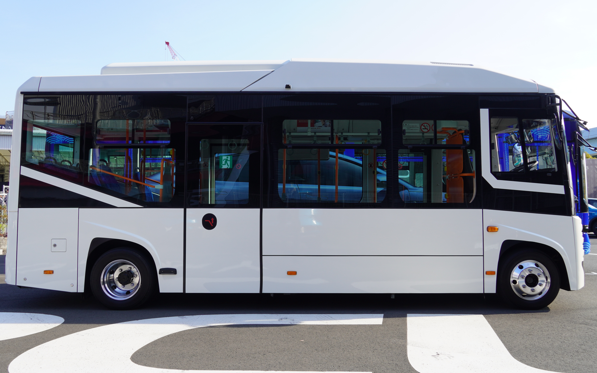 小型バス「J6」は市街地のコミュニティバスとしてすでに見かけられる