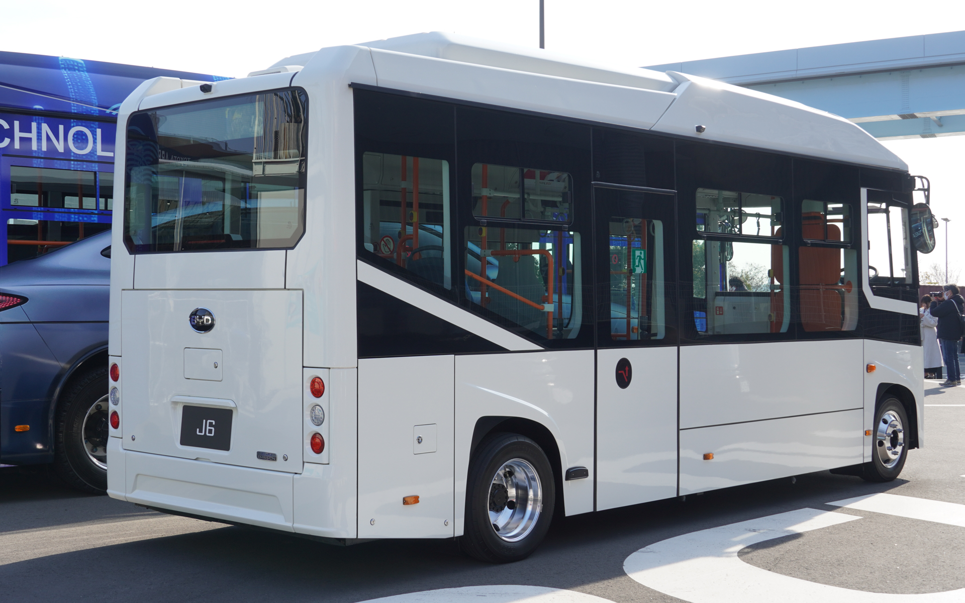 小型バス「J6」は市街地のコミュニティバスとしてすでに見かけられる