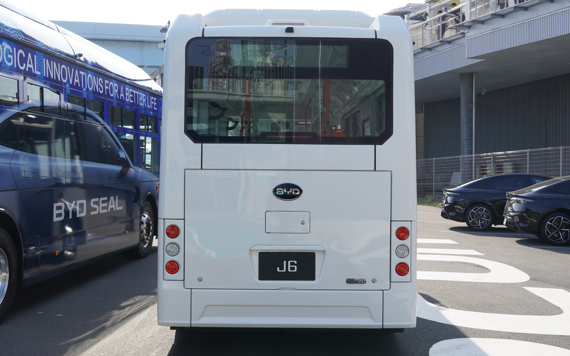 小型バス「J6」は市街地のコミュニティバスとしてすでに見かけられる