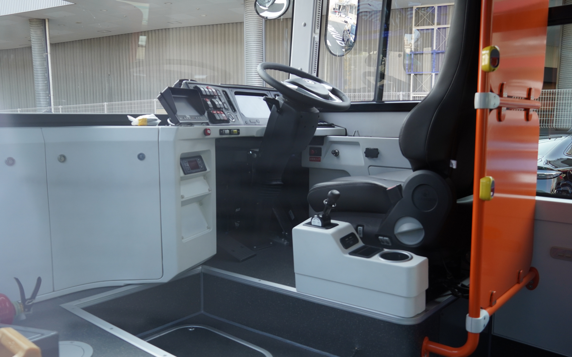 小型バス「J6」は市街地のコミュニティバスとしてすでに見かけられる