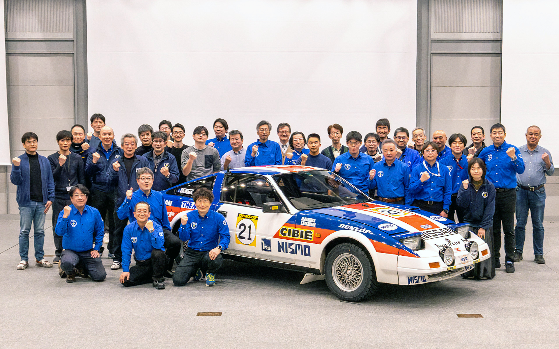 Z31フェアレディZの再生に携わったクラブメンバーと車両との記念撮影。当日参加できなかったメンバーもいるので実際はもっと多くの人が再生作業に参加している